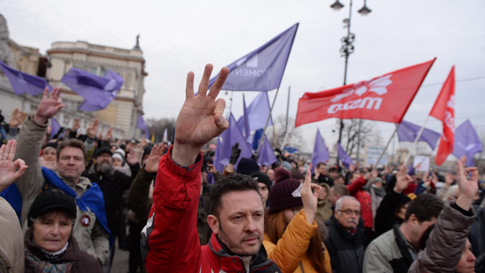 Párkeresés az ellenzéki térben: a Momentum nemcsak a tiszásokkal, hanem a kétfarkúakkal és a Szikrával is szövetkezne