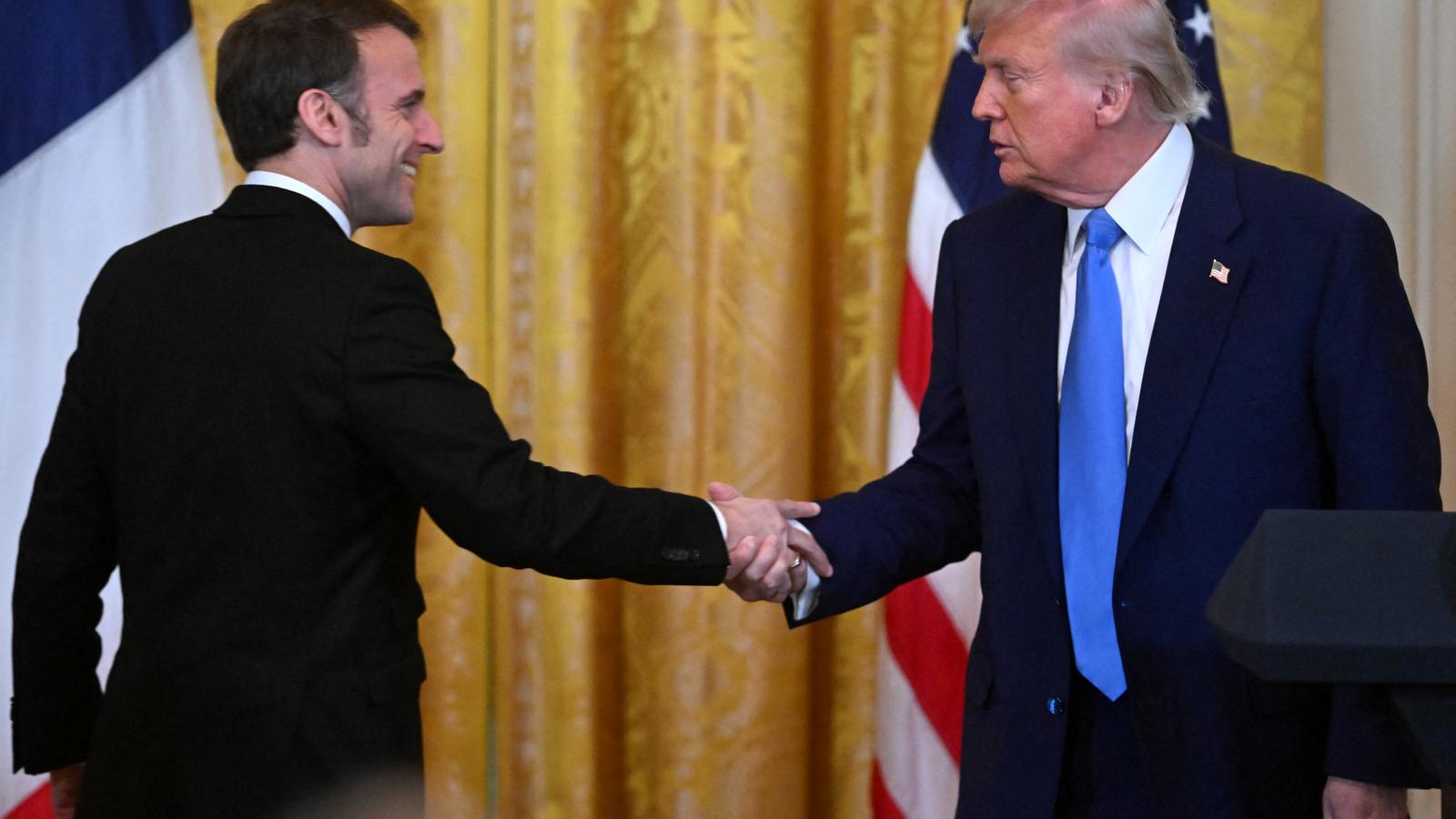 Emmanuel Macron Donald Trump szavába vágott, hogy kijavítsa, amit Európa Ukrajnának nyújtott támogatásáról mond