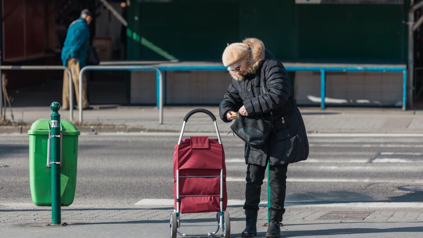 Alig javít a legrászorultabb nyugdíjasok helyzetén az áfa visszatérítése