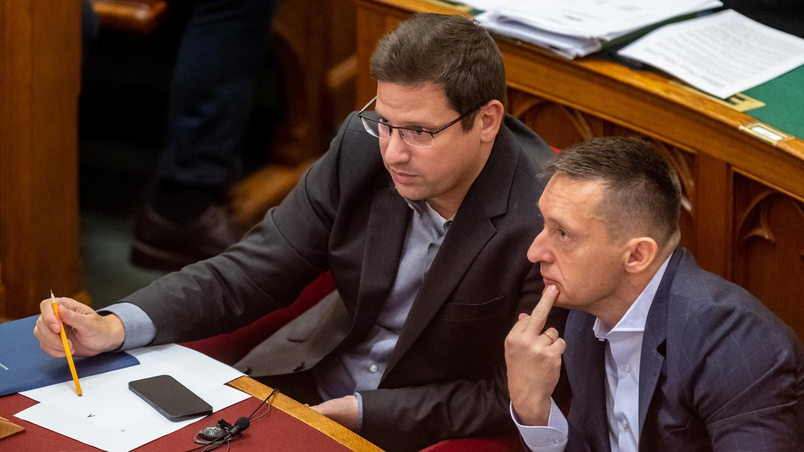 Gulyás Gergely ceruzával, mellette Rogán Antal. Gondolkodóban