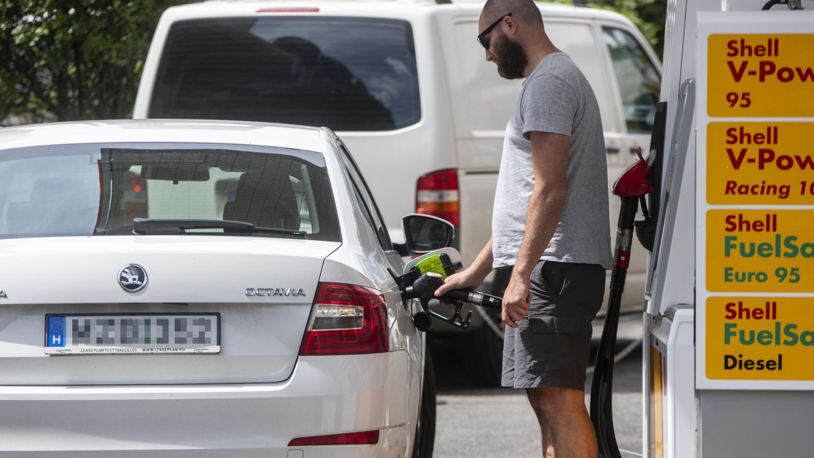 Kevés üzemanyagra telik, Magyarország hátulról a negyedik az EU-ban, mennyit lehet venni az átlagfizetésből