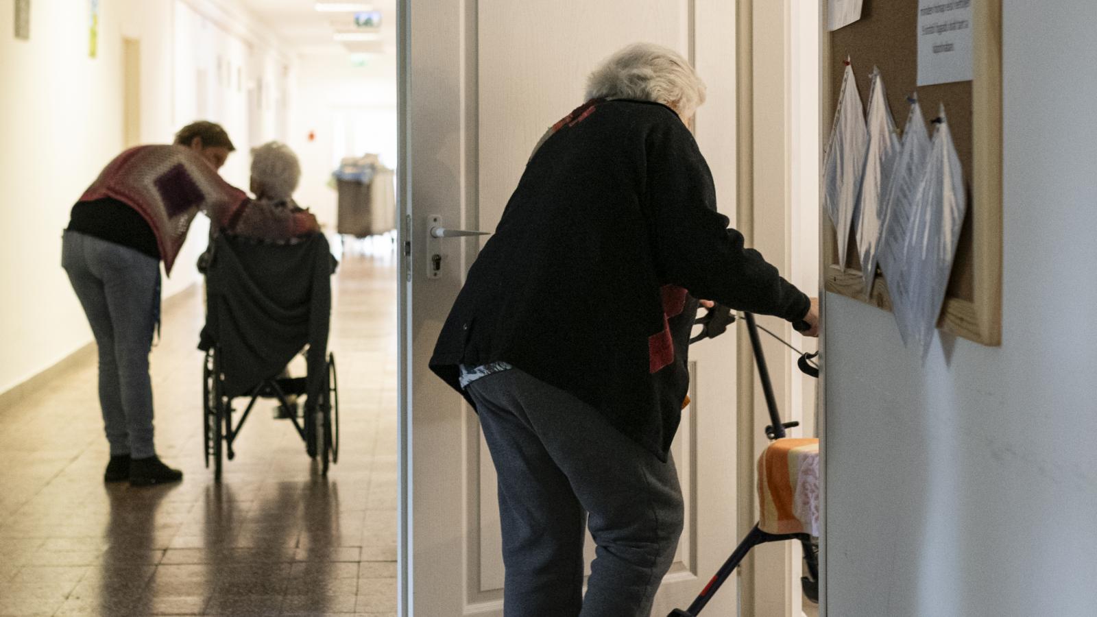 Az idősek otthonában egészen más arcát mutatja az élet: nem csörömpöl és nem kiabál, viszont dúdolni még tud