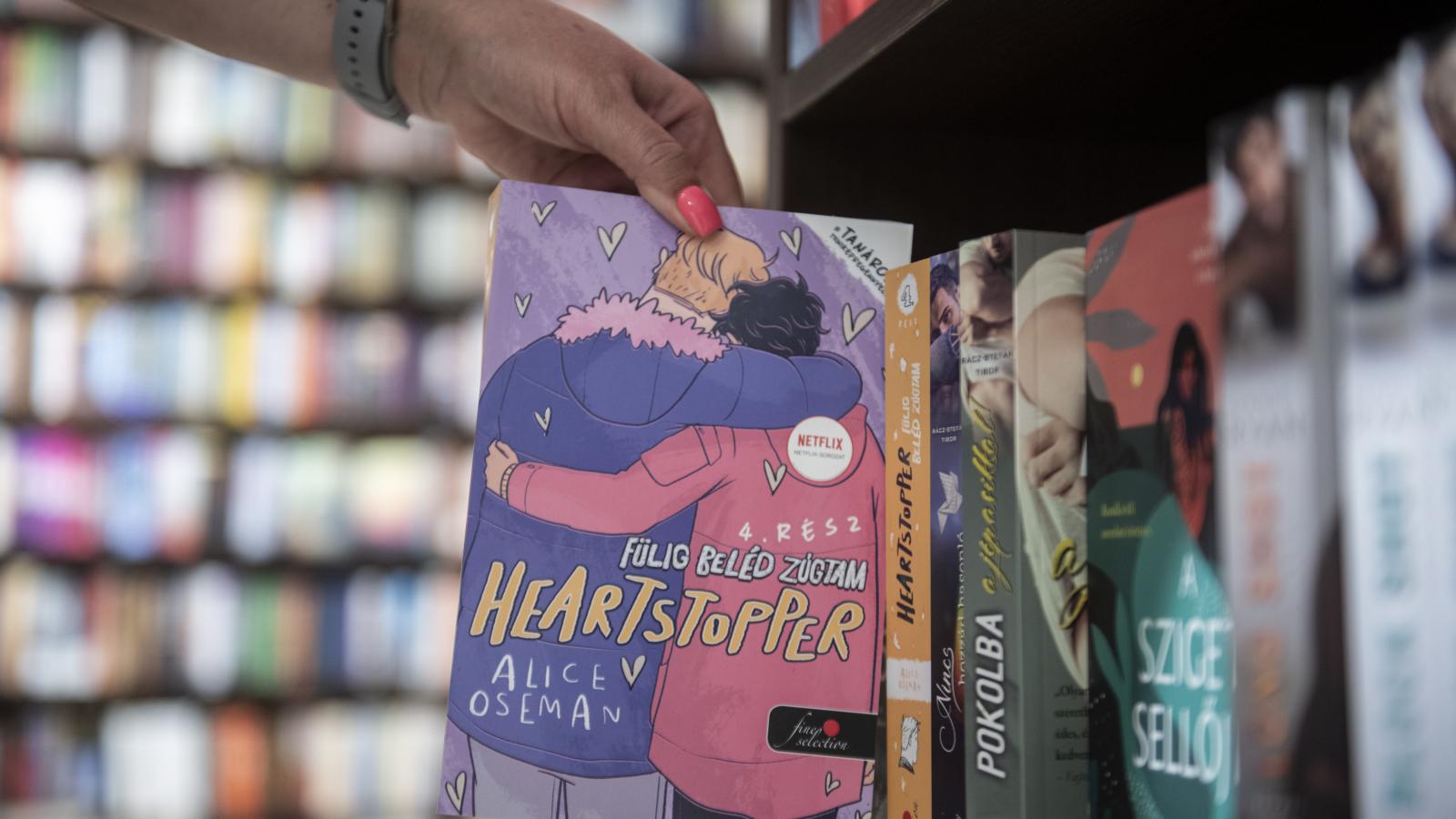 A Netflix-sorozatnak köszönhetően vált népszerűvé a Heartstopper, a magyar kormány „reklámjának” köszönhetően pedig országos siker