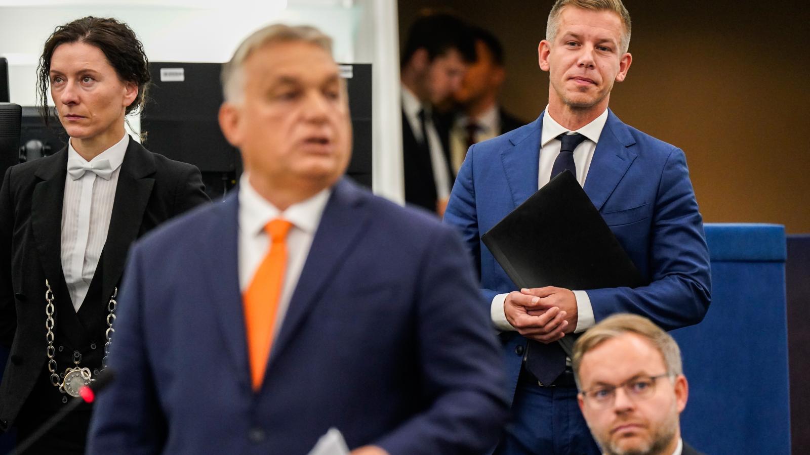 Orbán Viktor beszél, a botrányba került politikai igazgatója ül, Magyar Péter várakozik