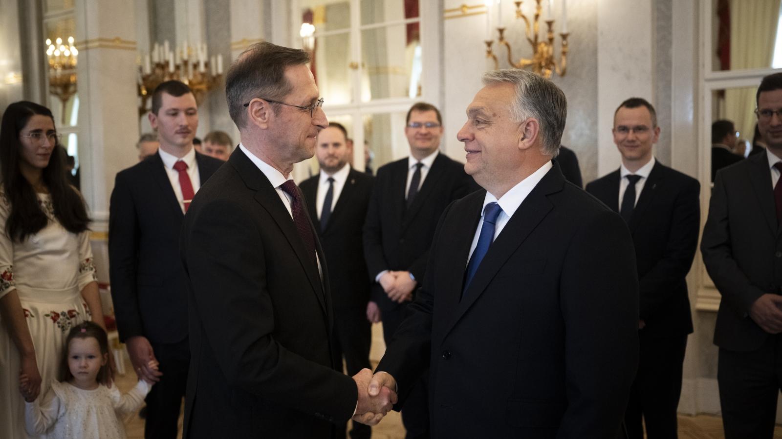 Orbán Viktor miniszterelnök gratulál Varga Mihálynak, a Magyar Nemzeti Bank új elnökének