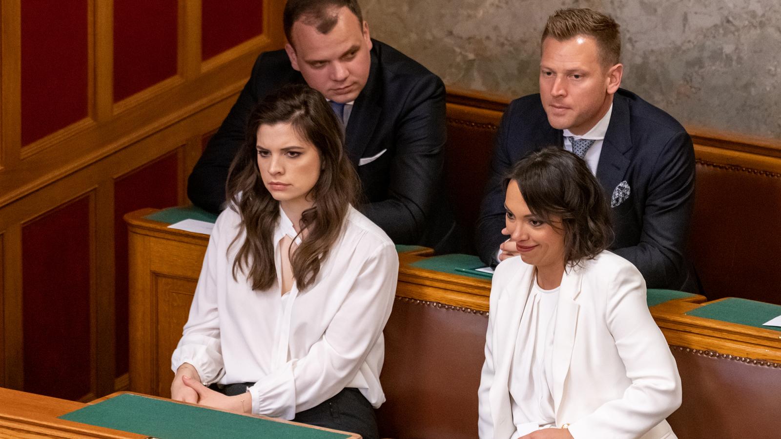 Orbán Sára és Orbán Ráhel, mögöttük Szokira Tamás, illetve Tiborcz István 2022. május 16-án a parlamentben Orbán Viktor újbóli miniszterelnökké választásán és eskütételén