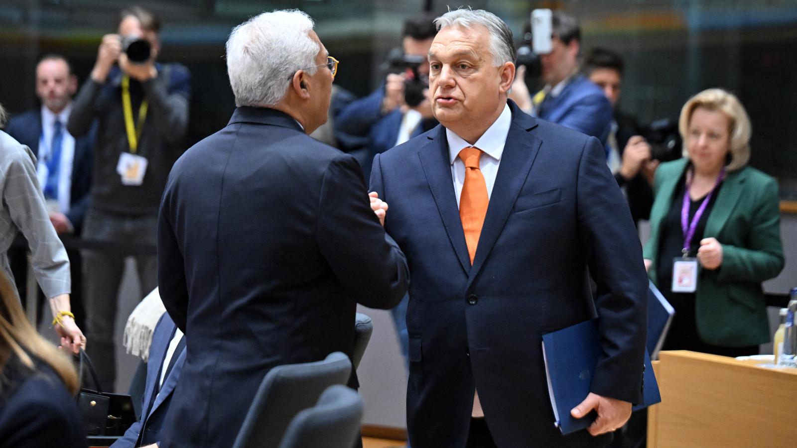 António Costa, az Európai Tanács vezetője és Orbán Viktor a rendkívüli EU-csúcson Brüsszelben, március 6-án 