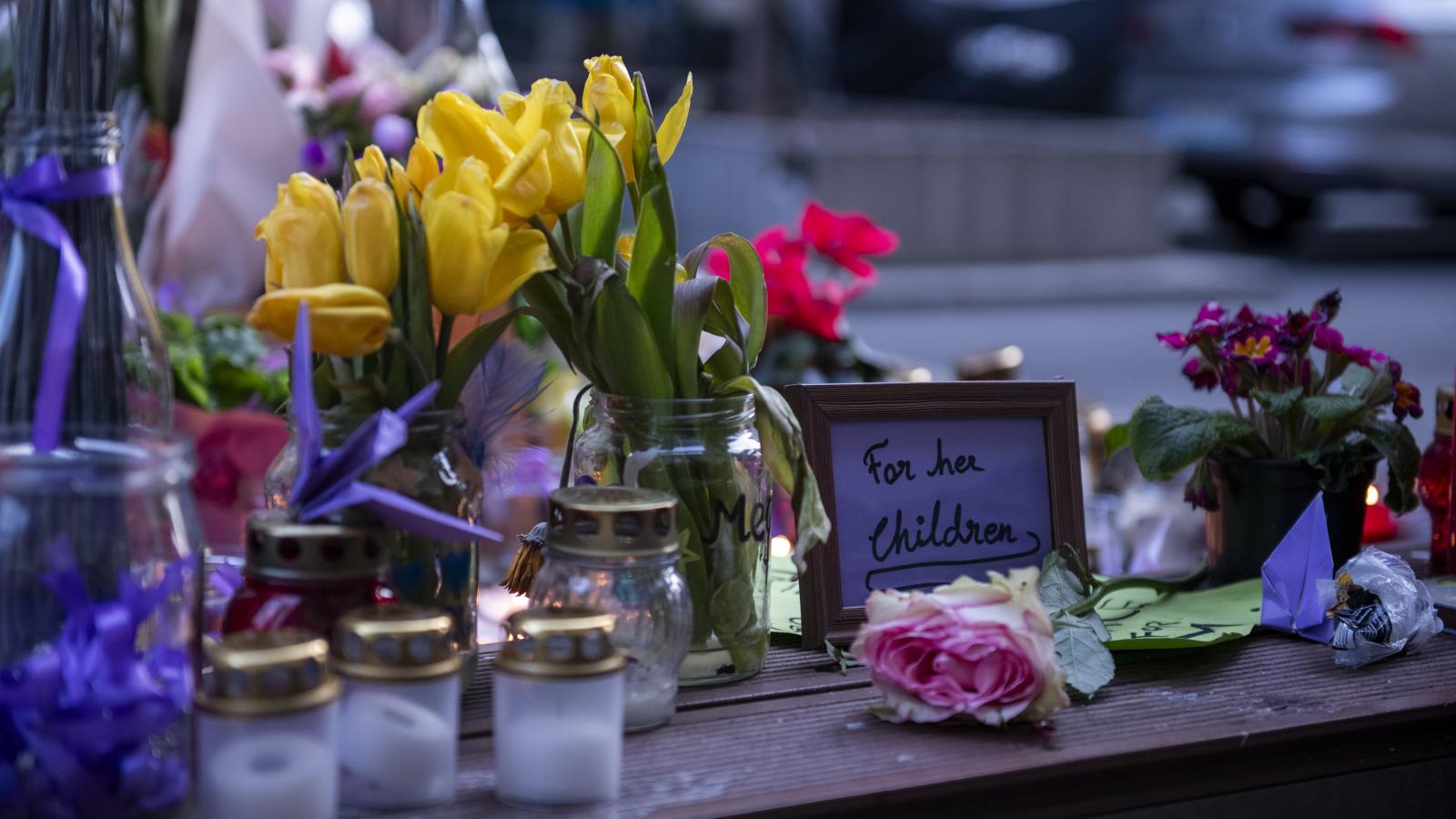 Emlékhely a meggyilkolt nő tiszteletére Budapesten, a Stollár Béla utcában február 28-án 