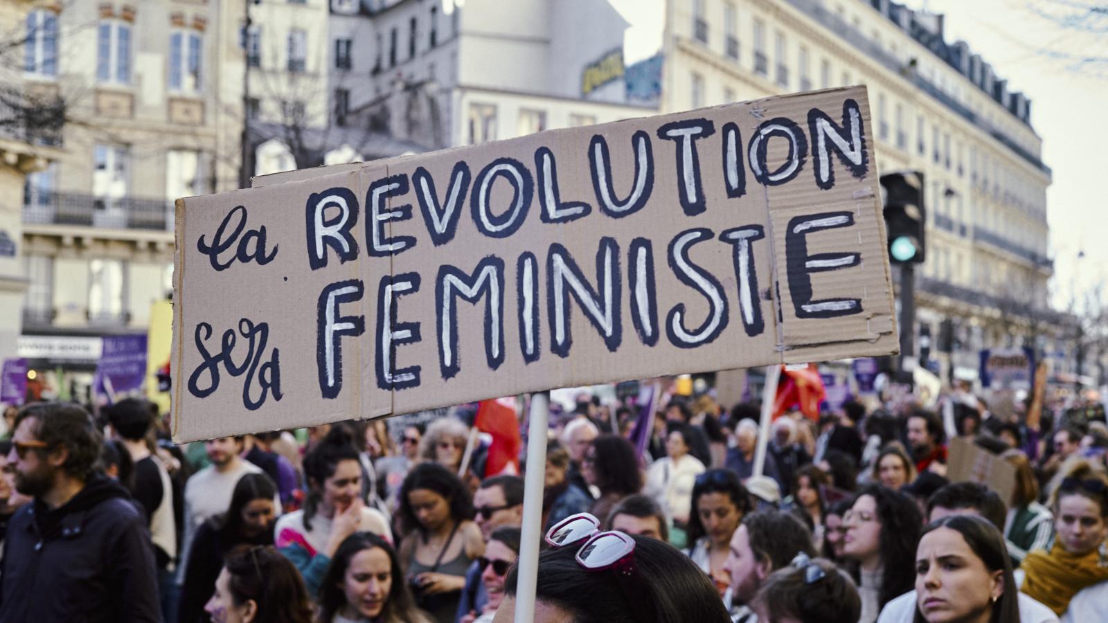 „Heil Viktor Orbán” – Skandálták feminista tüntetők Párizsban