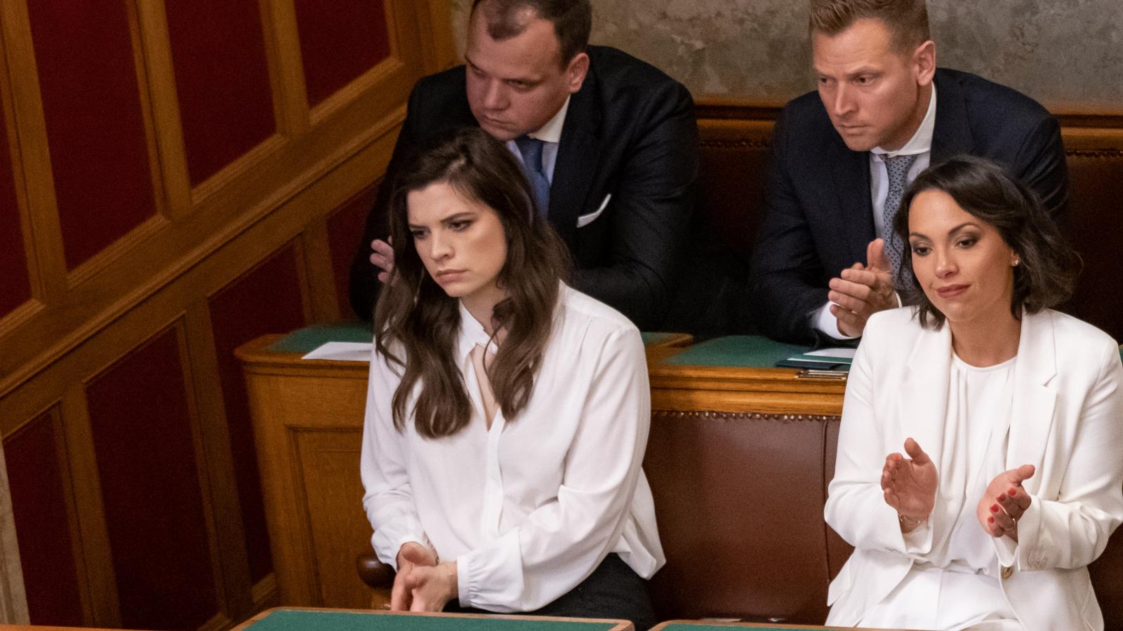 Orbán Sára és Orbán Ráchel az édesapjuk miniszterelnöki beiktatásán a parlamentben 2022. május 16-án 