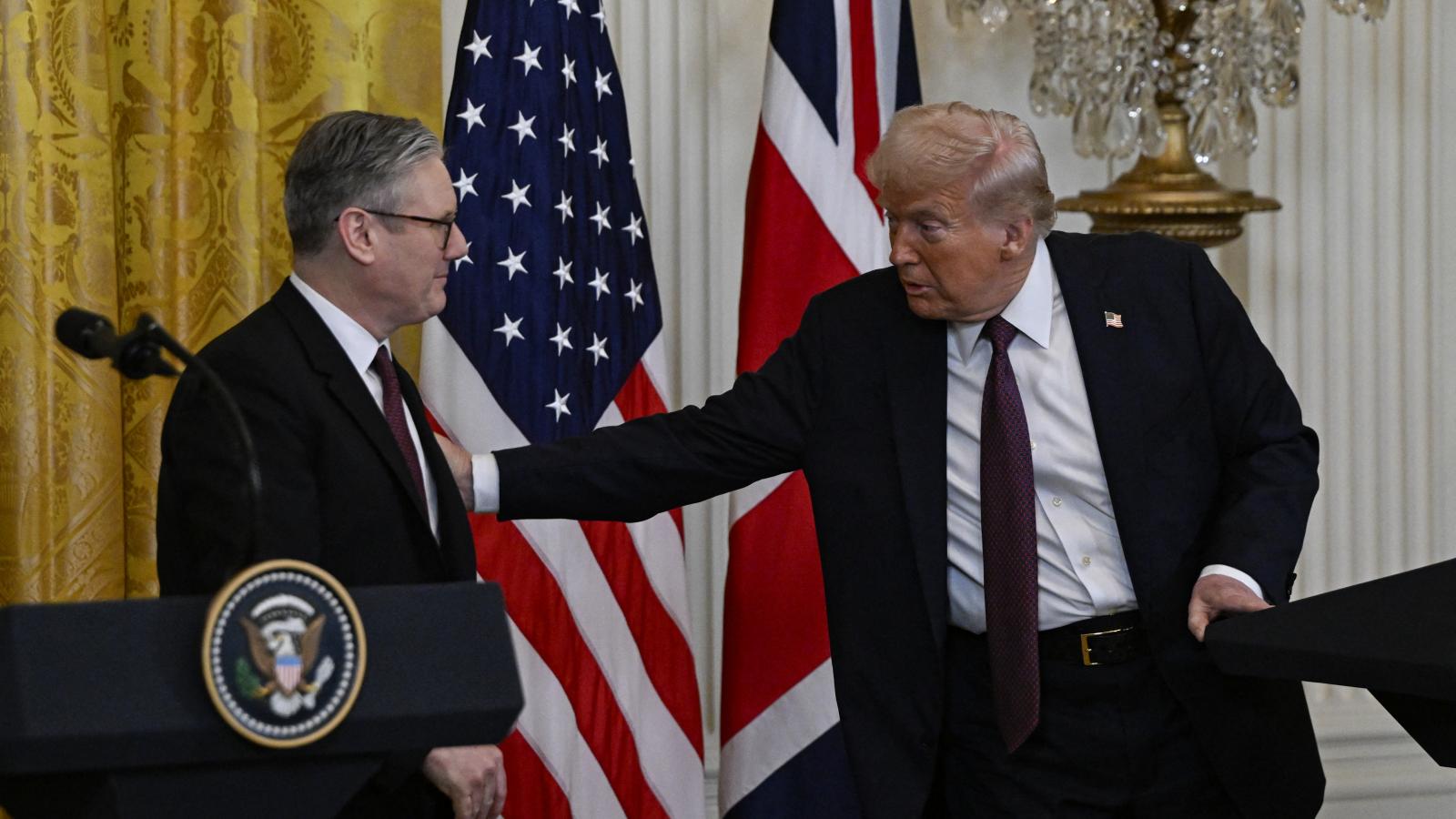 A brit miniszterelnök Donald Trumpot győzködte, hogy indítsa újra Ukrajna katonai segélyezését