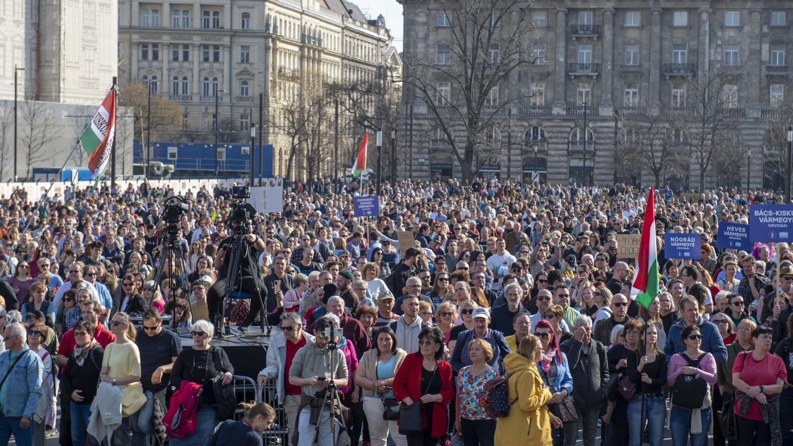 Már nem jogászkodik, hanem fenyegetőzik az Orbán-kormány