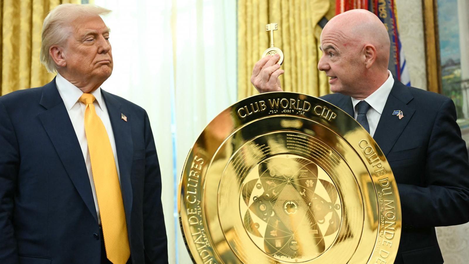 Infantino a Trumpnál tett látogatása alkalmával magával vitte a 2025-ös FIFA-klubvilágbajnokság hivatalos trófeáját