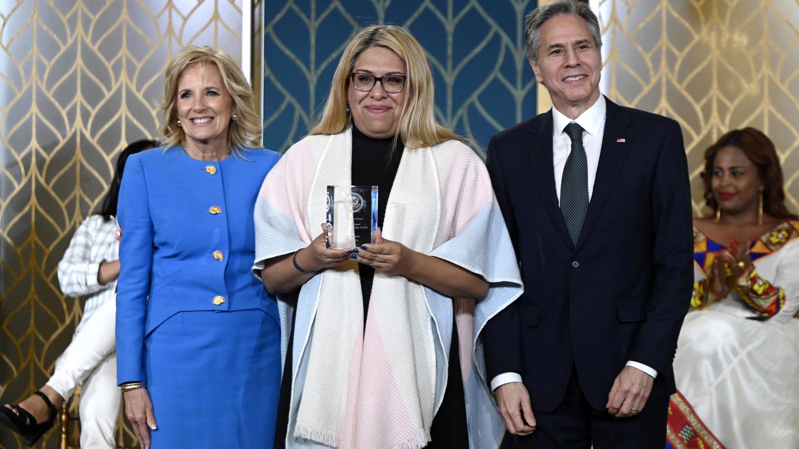 Jill Biden First Lady és Antony Blinken amerikai külügyminiszter Alba Rueda transznemű argentin helyettes államtitkárral a Nemzetközi Női Bátorság-díj ünnepségen a Fehér Házban, a 2023-as nőnapon