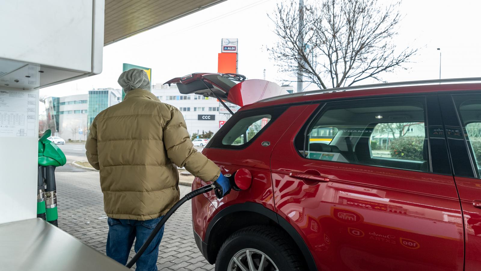 Amit a kútoszlopon látunk, az az ár leg­alább csökken