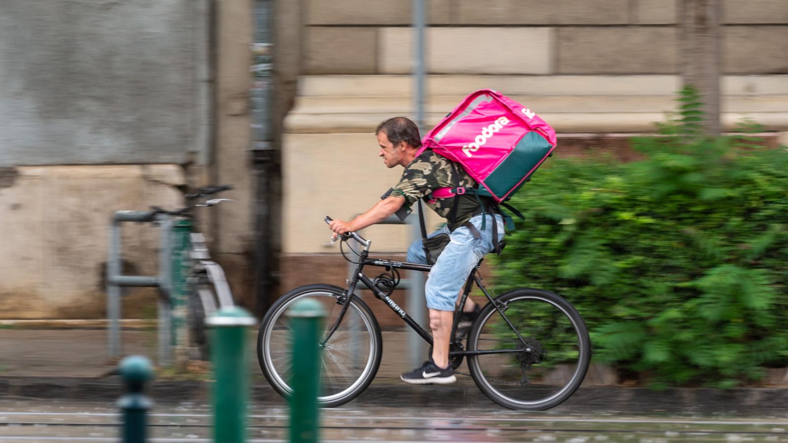 Nem kapták meg időben a pénzüket, zúgolódnak és sztrájkolnak a Foodora futárai