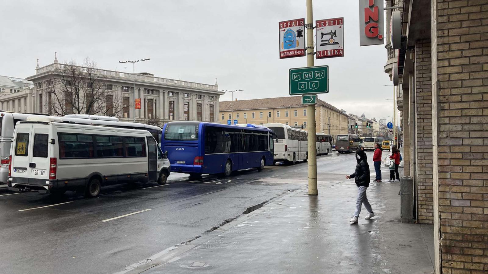 A Blaha Lujza térig állnak a buszok Orbán-beszéd előtt