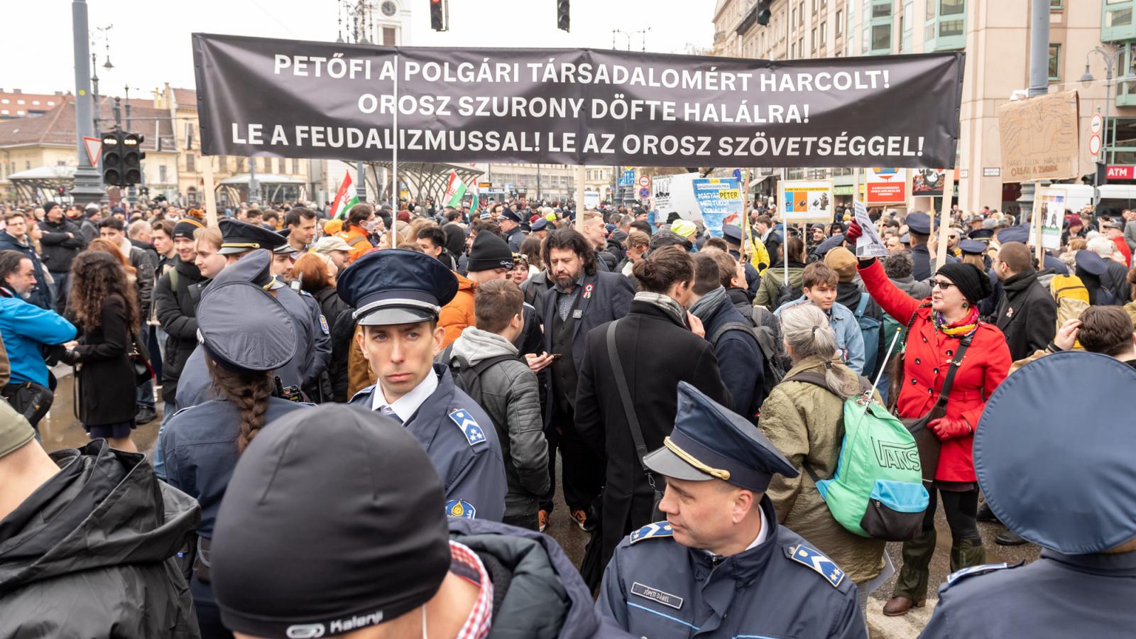 Poloskák a nemzeti ünnepen és a kormány csodafegyvere - Népszava hírlevél