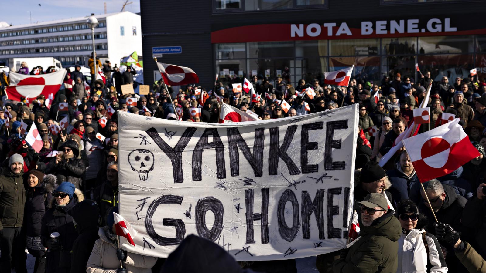 Tüntetők a „Grönland a grönlandiaké” jelszóval meghirdetett demonstráción Nuukban, 2025. március 15-én.