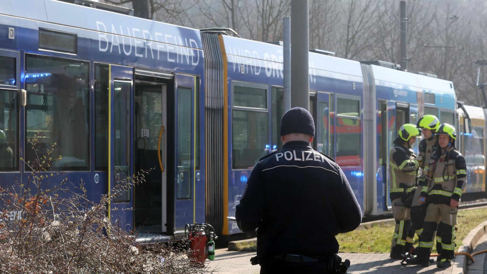 Felgyújtottak egy nőt a villamoson a kelet-németországi Gerában