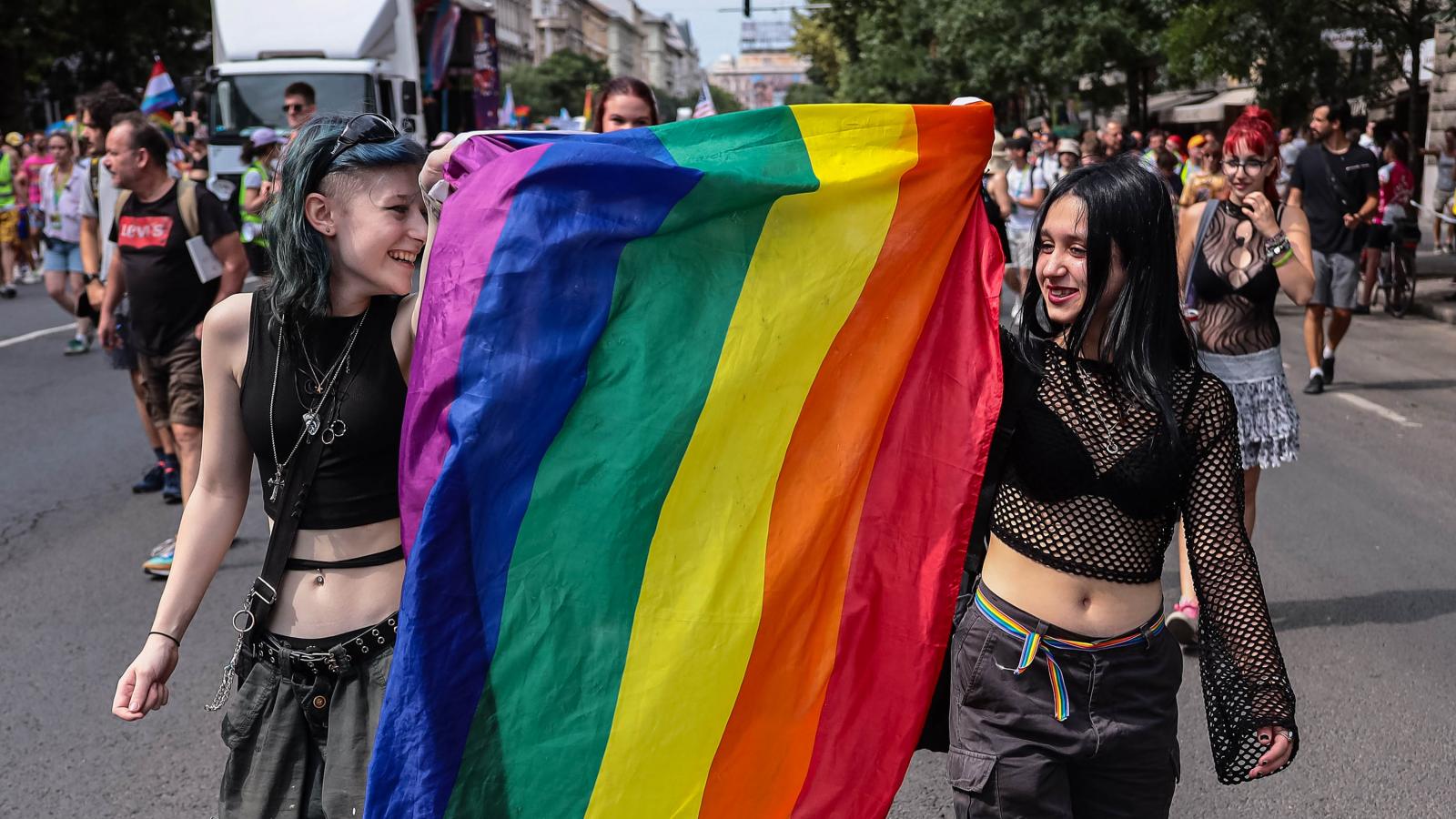 Megjelent a törvénymódosítás, szabálysértéssé nyilvánítaná a Fidesz a Pride-ot, arcfelismerő szoftverrel azonosítaná a résztvevőket