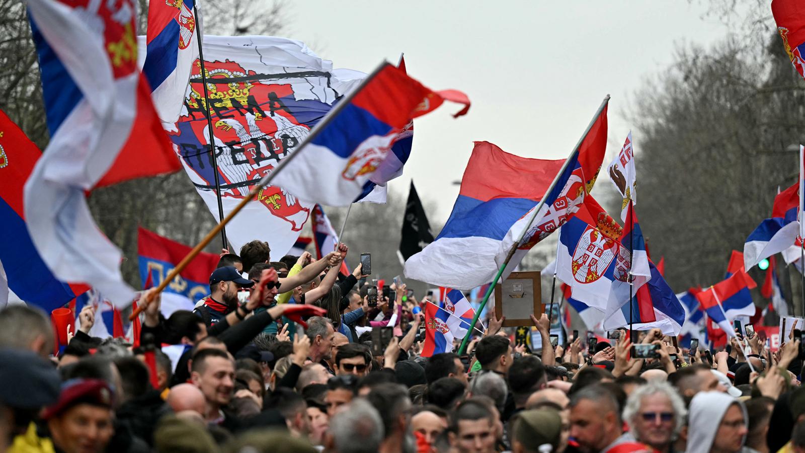 Több százezren vonultak utcára szombaton a szerb fővárosban egy korrupciómentes, igazságosabb és demokratikus társadalom reményében 