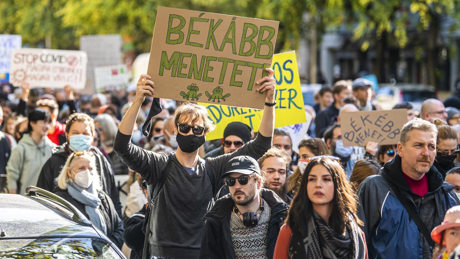 Békemenetet hirdetett a Magyar Kétfarkú Kutya Párt, amiért az Orbán-kormány betiltaná a Pride-ot