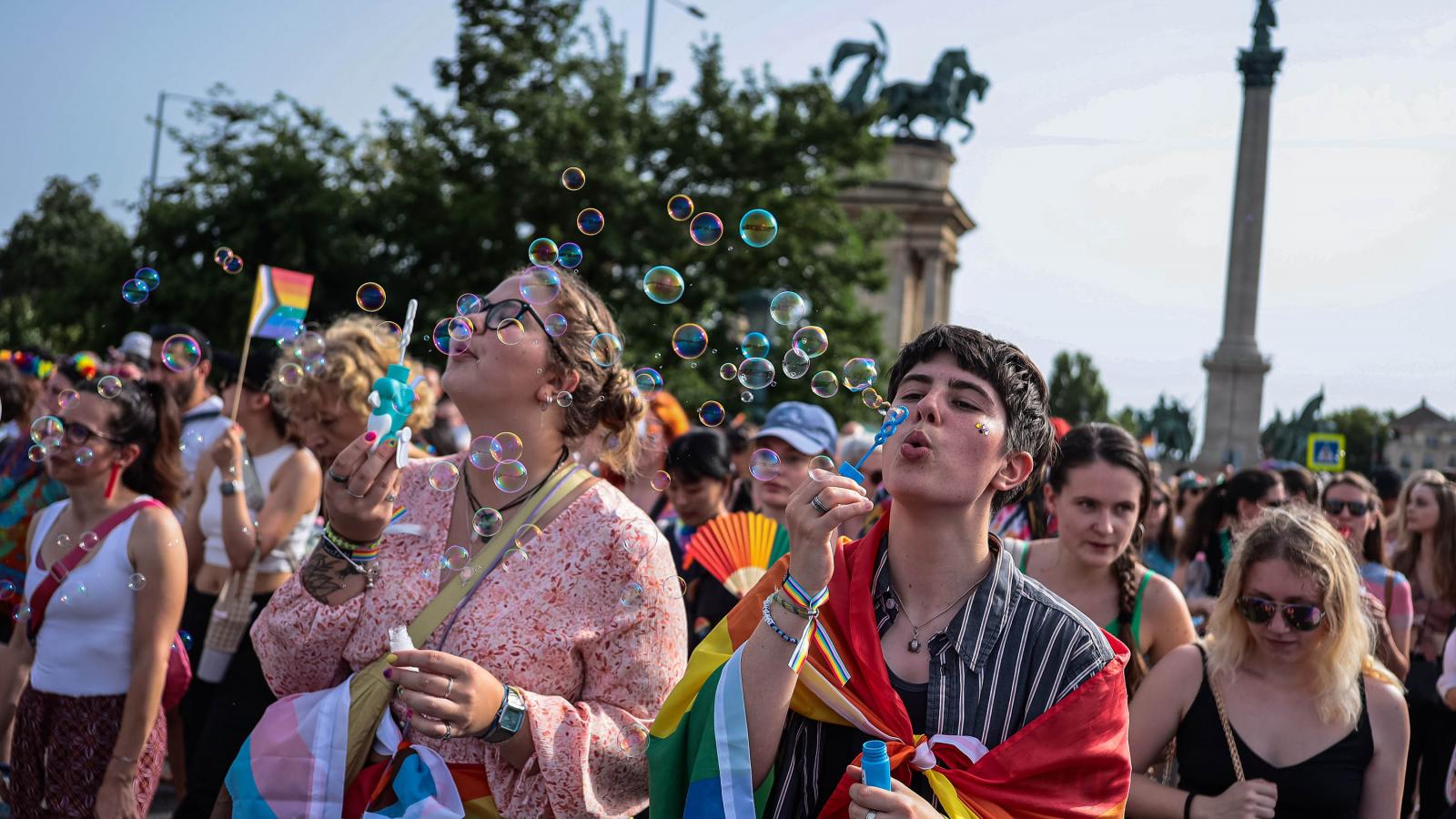 Botrány volt a parlamentben, füstfelhőben szavazták meg a törvénymódosítást a Pride betiltásáról