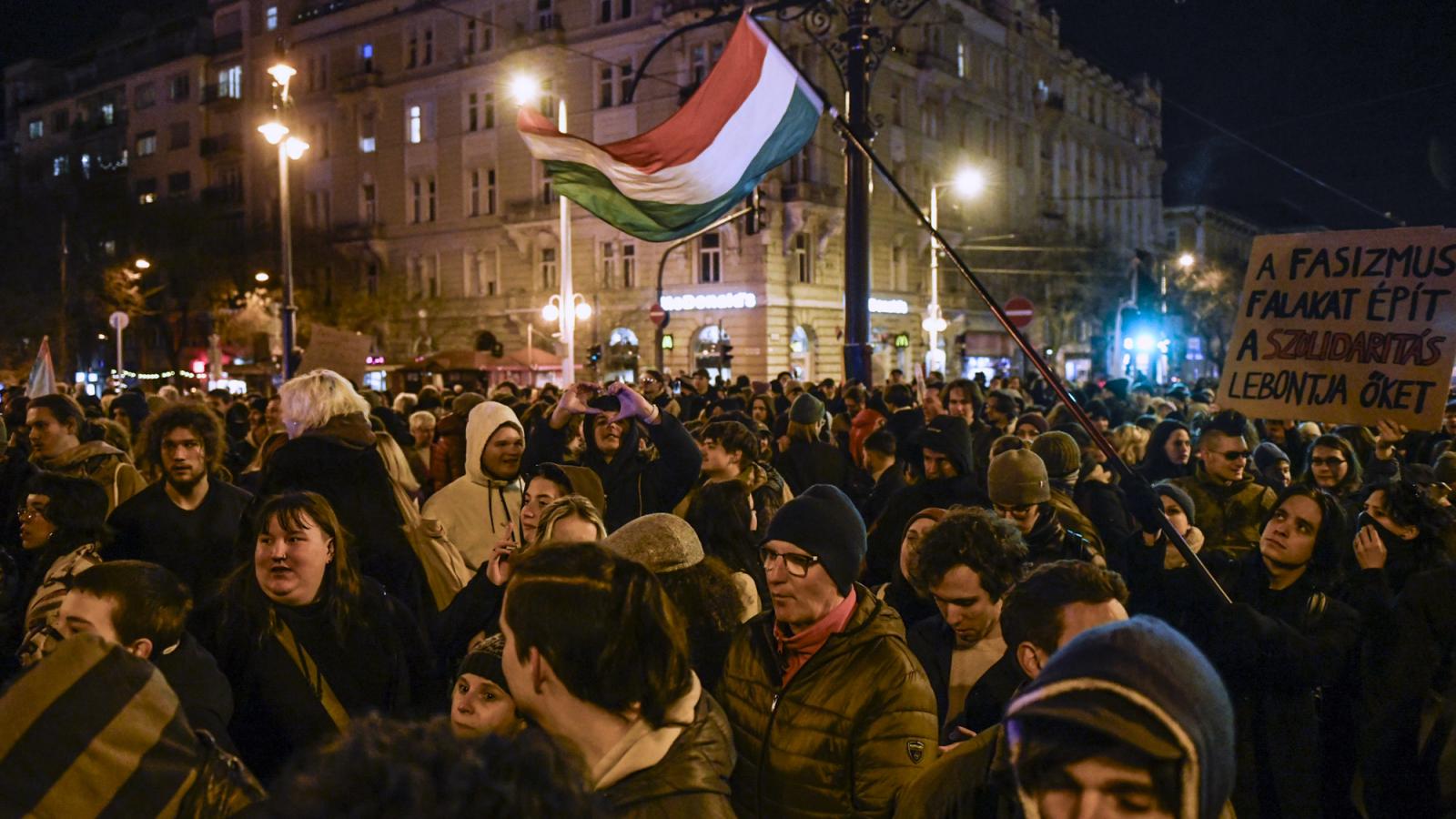 Egymásnak feszültek a rendőrök és a tiltakozók  a Margit hídon, még mindig elég nagy tömeg tüntet