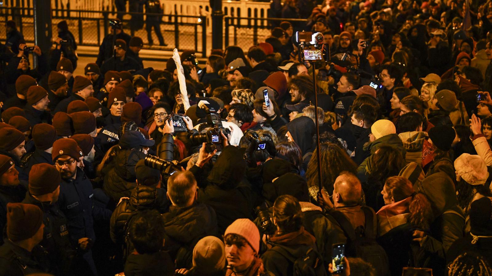 „A fasizmus akkor is fasizmus, amikor nem táborba zárnak, hanem a négy fal közé” – Videó a keddi tüntetésről