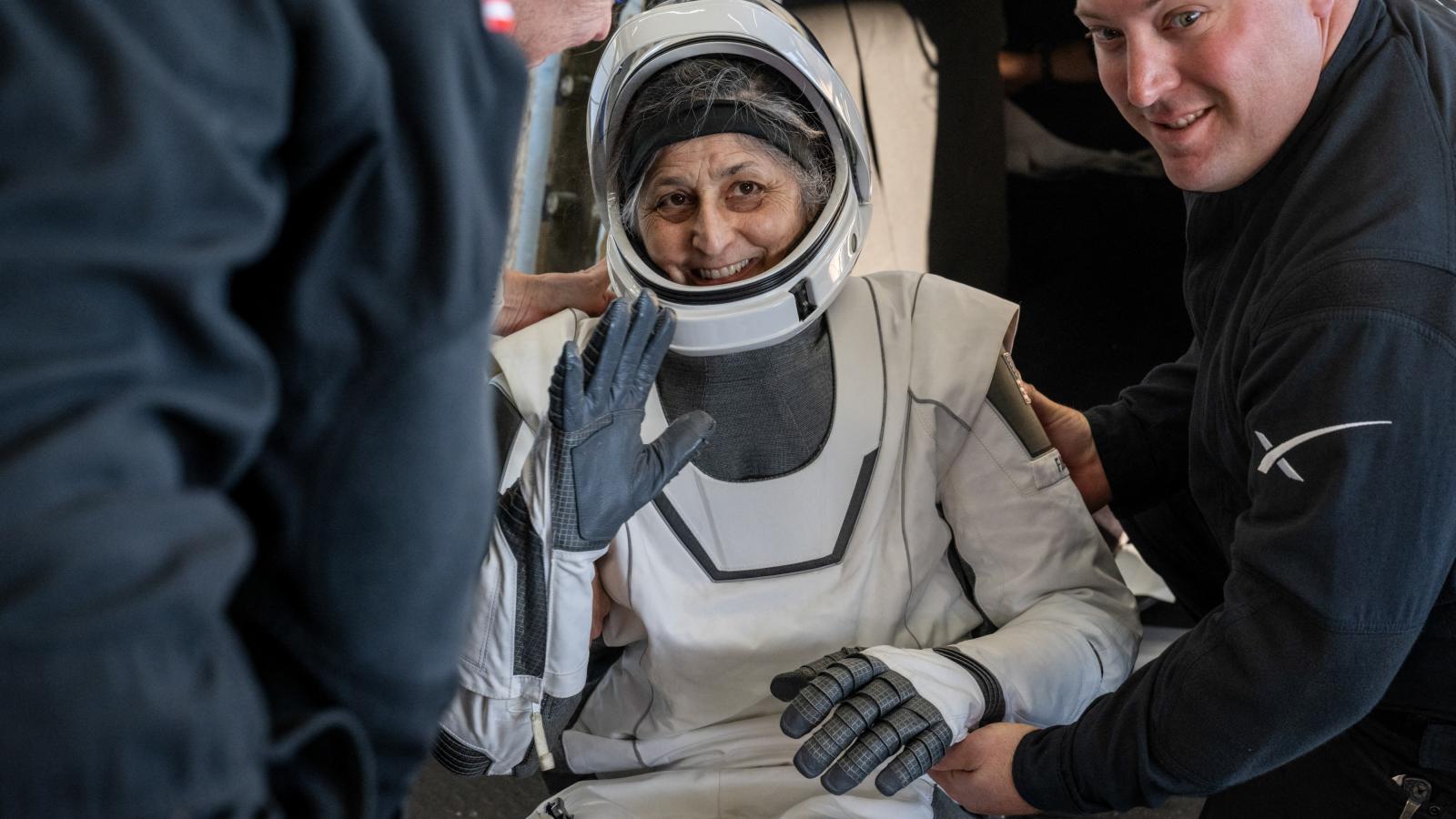 Suni Williams 2025. március 18-án, miután visszaérkezett a Földre a SpaceX űregységében