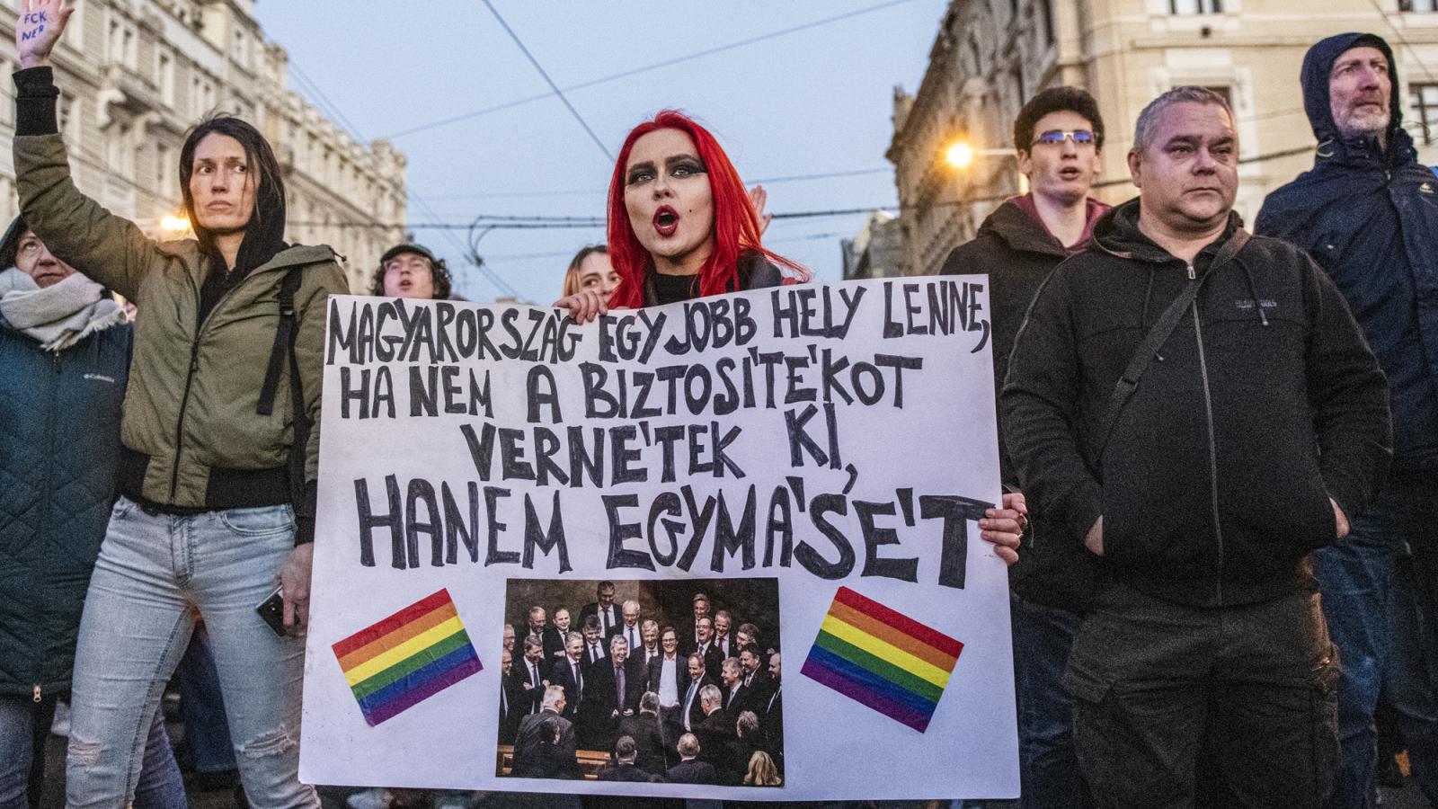 Elítélte az ír és a belga külügyminiszter a Pride betiltásának megágyazó törvényt