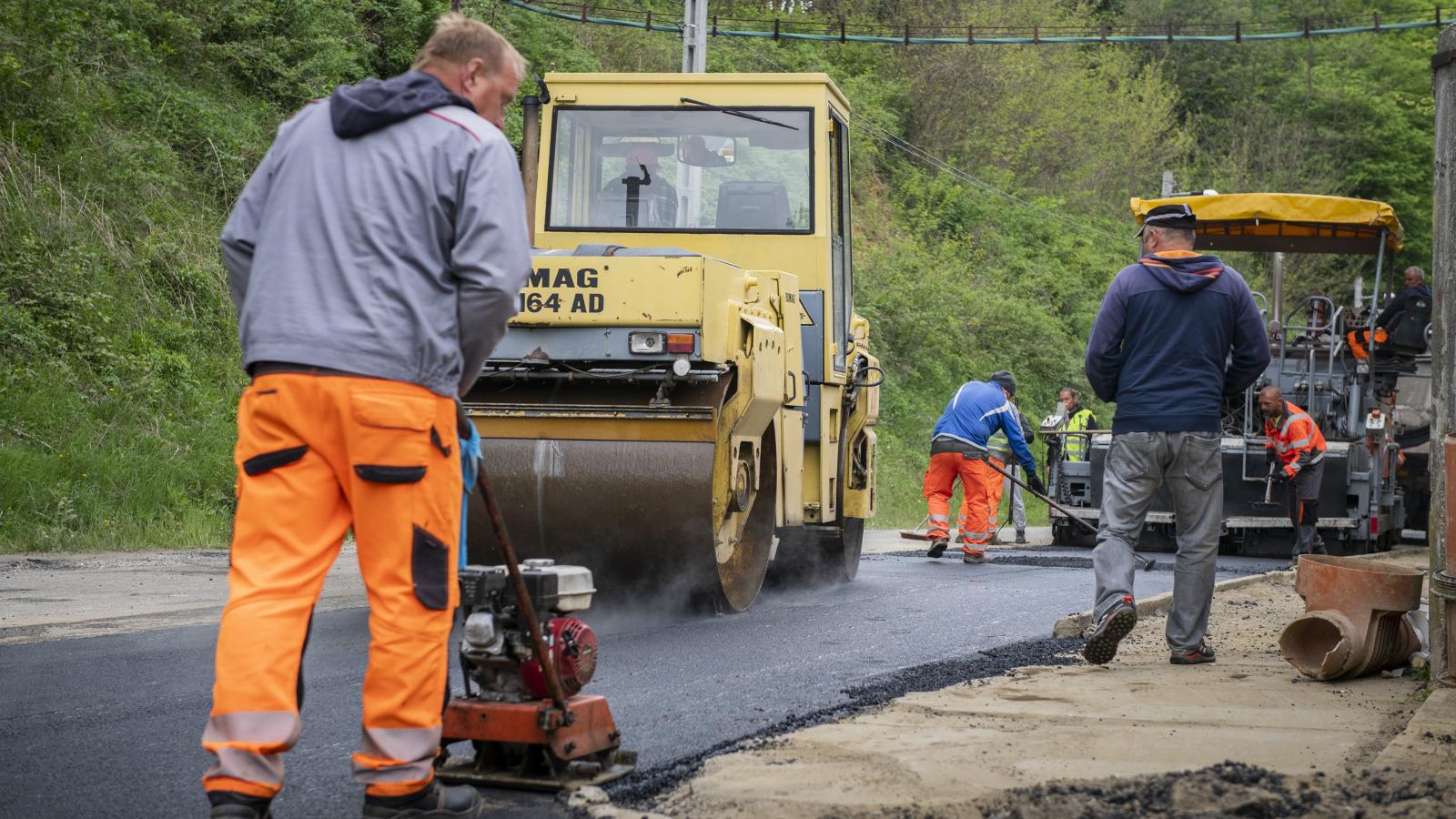 Út-, vasútépítés, takarítás, propaganda a NER-es vállalkozások terepe