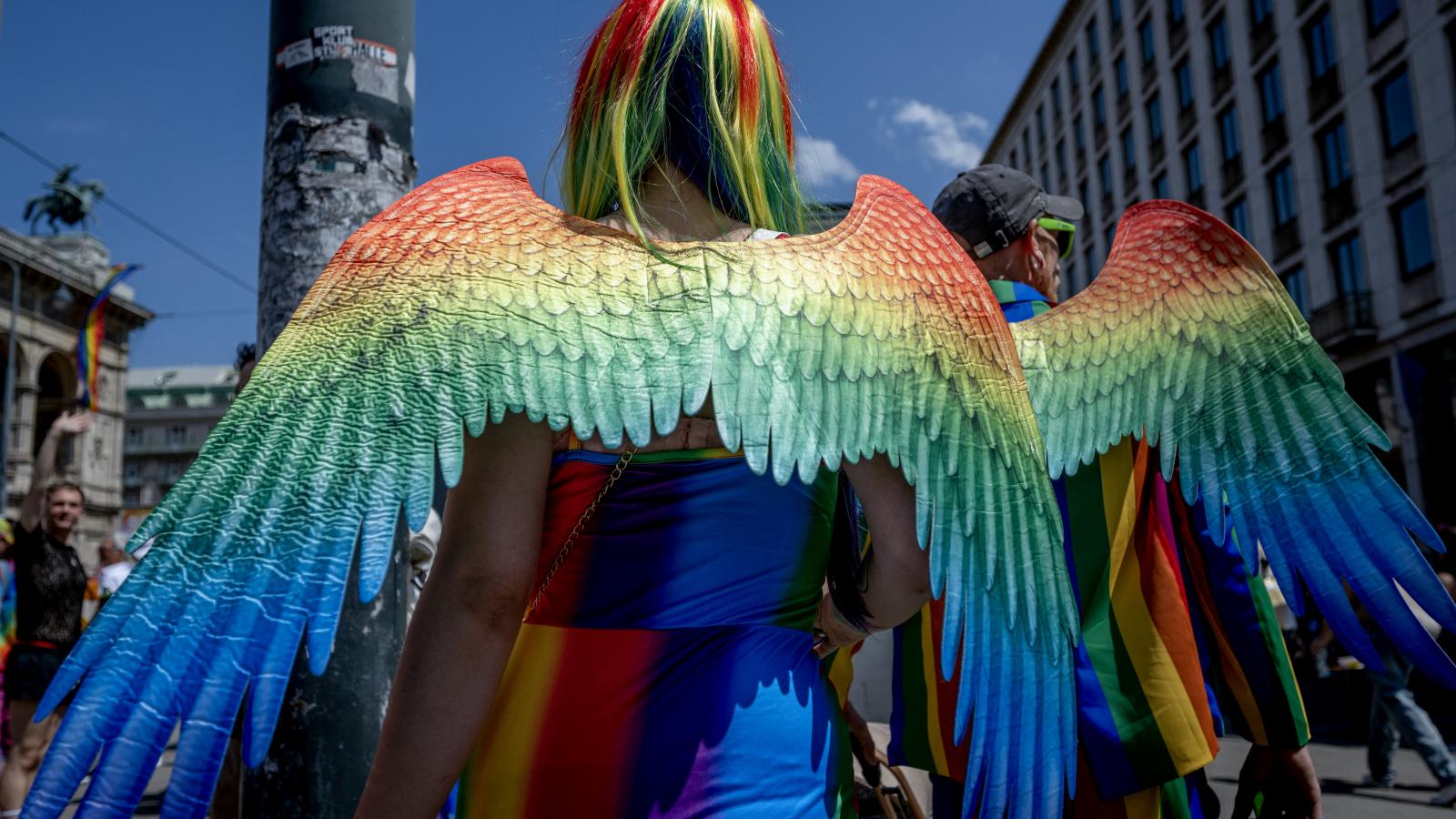 Illusztráció: Angyalok a Vienna Pride-on 2024. június 8-án 