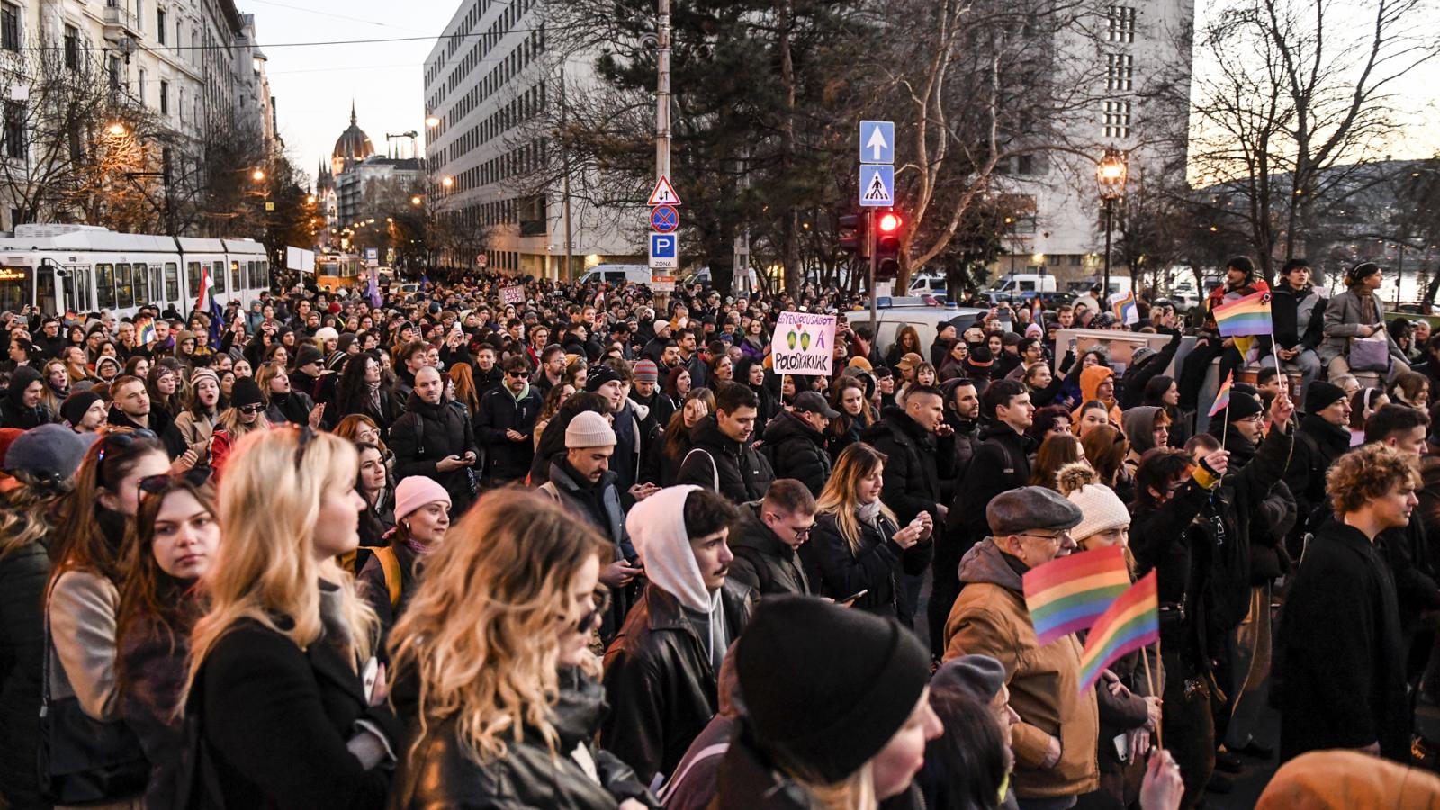 Több ezren vonultak kora este a Margit hídhoz