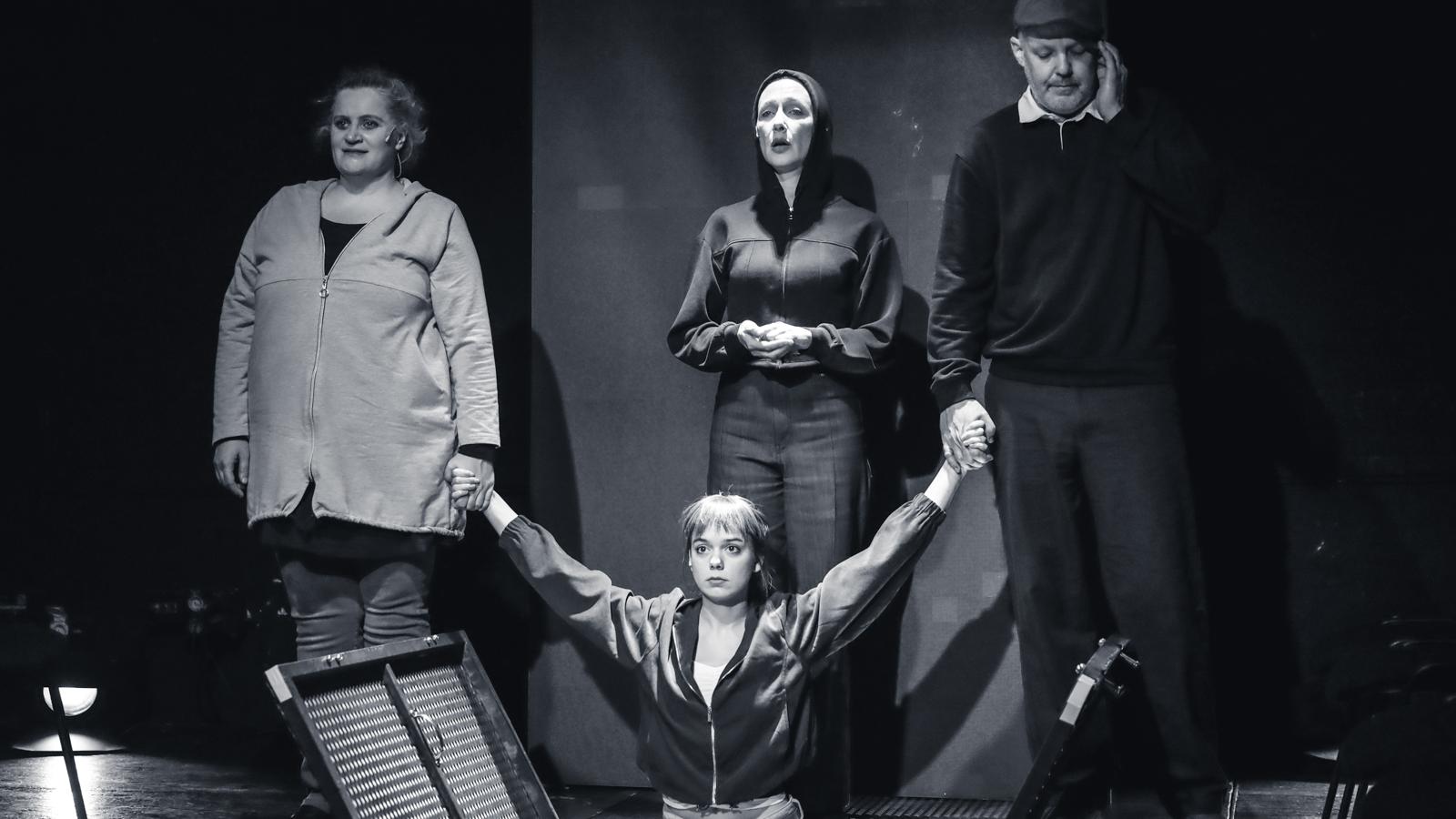 A Sokszor nem halunk meg időben és helyszínekben is hatalmas utat jár be, nem könnyű színpadon megjeleníteni. Gáspár Ildikónak mégis sikerült hatásos és rendkívül jól működő színpadi verziót írnia a regényből