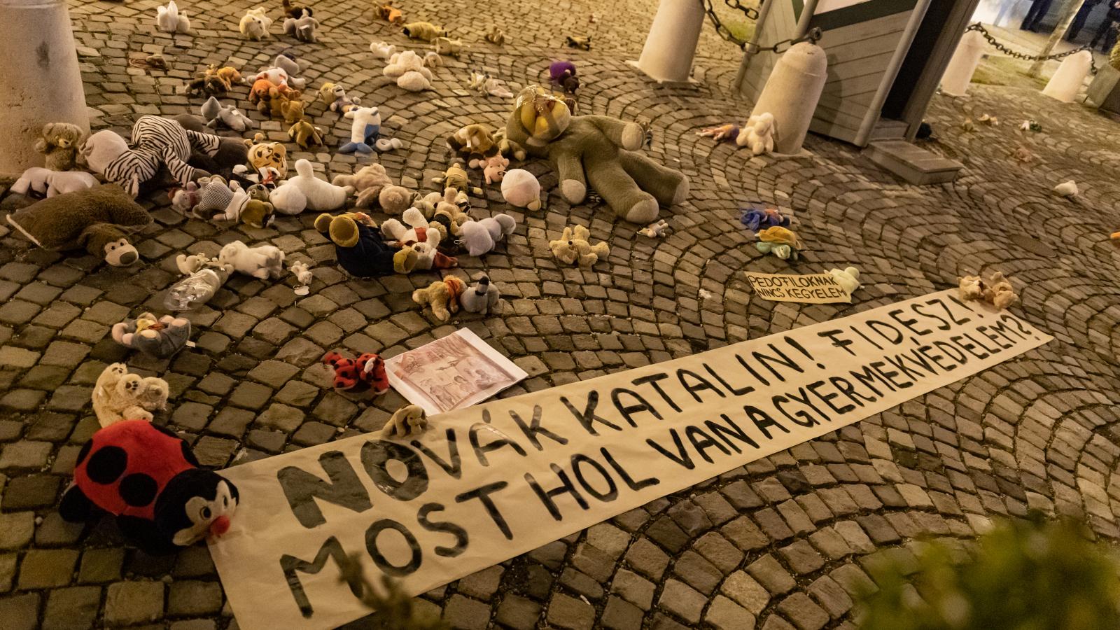 Üzenet a bukott köztársasági elnöknek egy korábbi tüntetésen