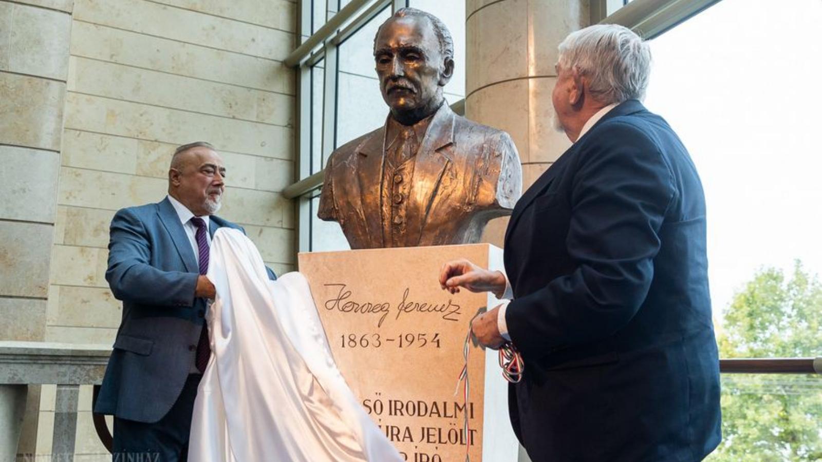 Takaró Mihály Herczeg Ferenc-szobrot avatott 2021 szeptemberében a budapesti Nemzeti Színházban Kásler Miklós akkori miniszter társaságában