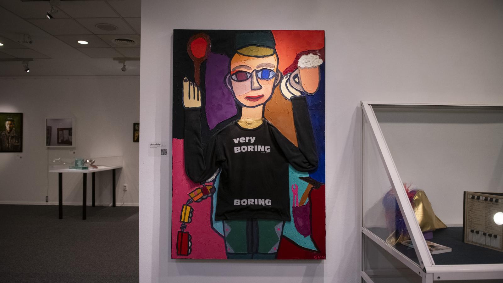 A „Very boring" jelentése nagyon unalmas, a kiállítás nem volt az