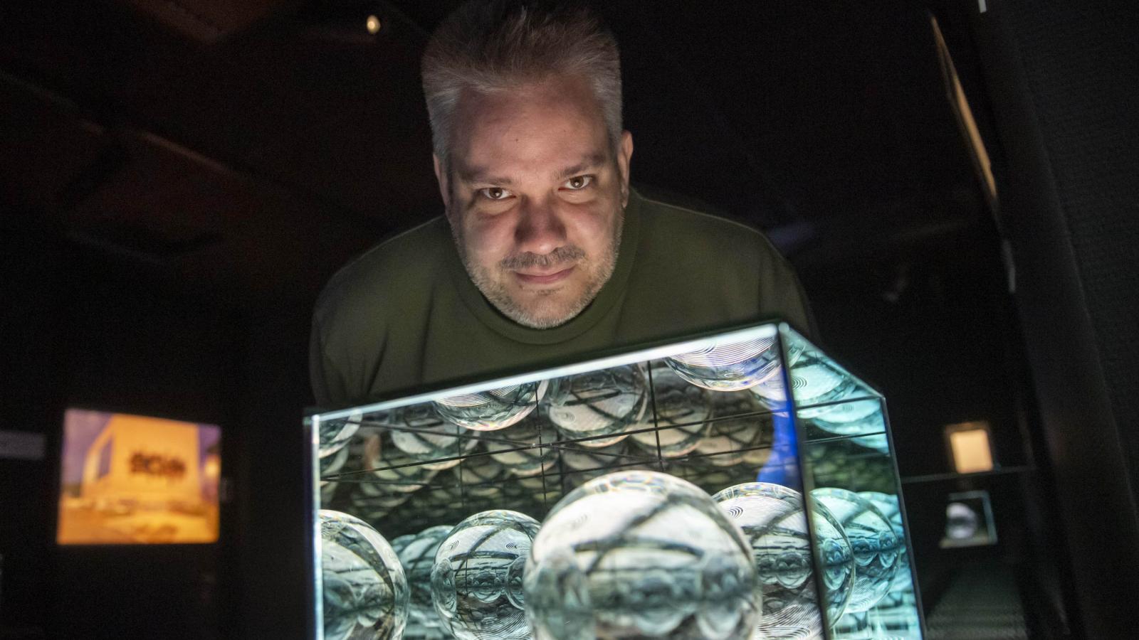 Térhajlítás – az érdekessége, hogy ha fehér fénnyel világítják meg a gömböt, az felbontja, és így szivárványszínűvé válik a fény