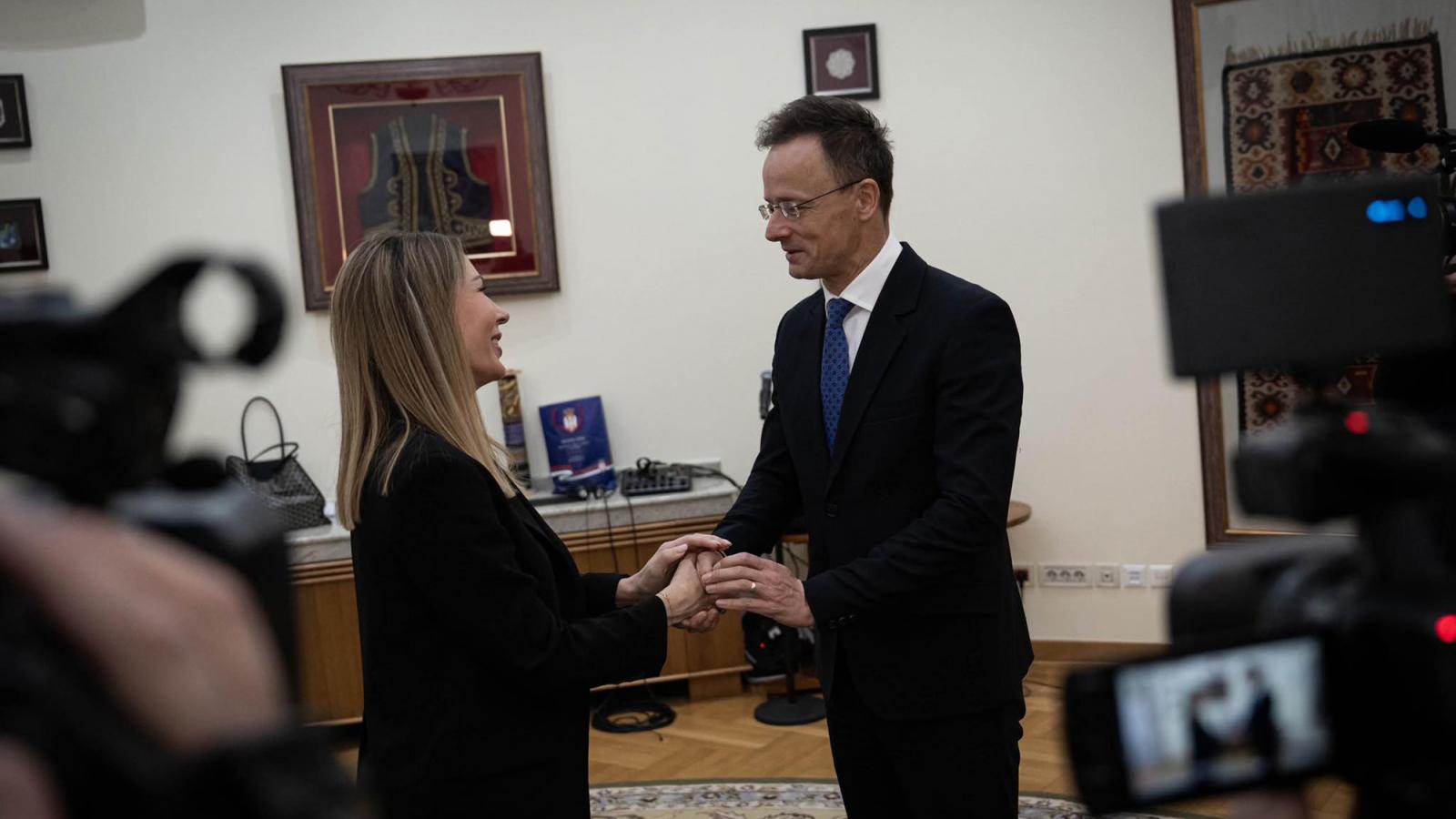 Dubravka Dedovics és Szijjártó Péter Belgrádban