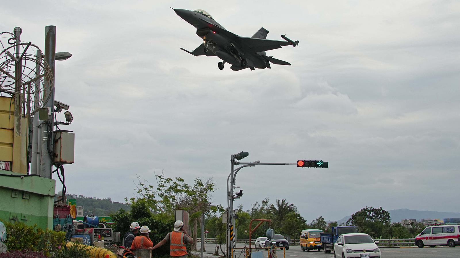 Tajvani vadászgépek gyakorlatoznak a hualieni légibázison