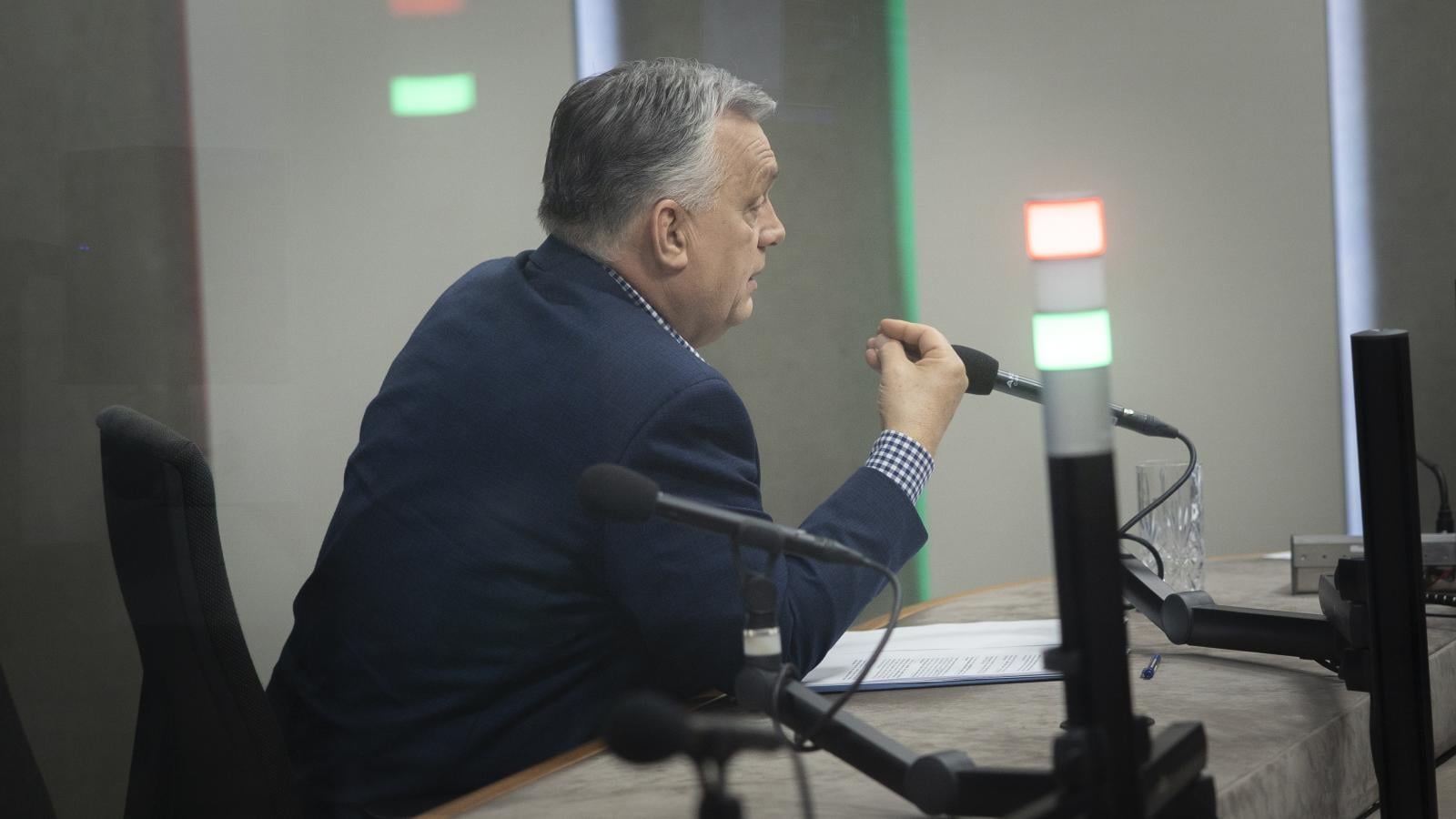 Orbán Viktor a Kossuth Rádió stúdiójában április 4-én