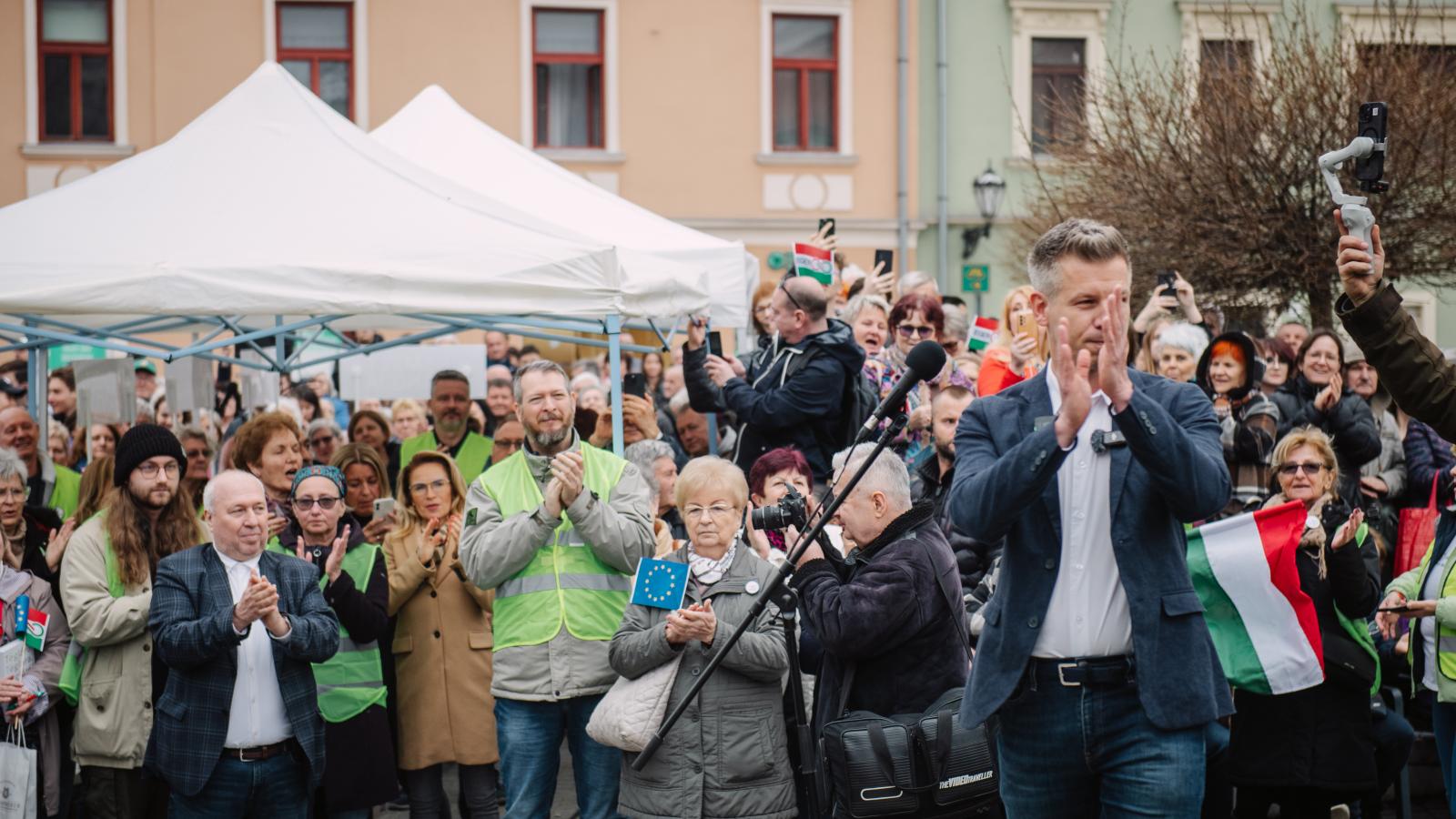 Valódi Tisza-szimpatizánsok Magyar Péter országjárásának egri állomásán március 25-én