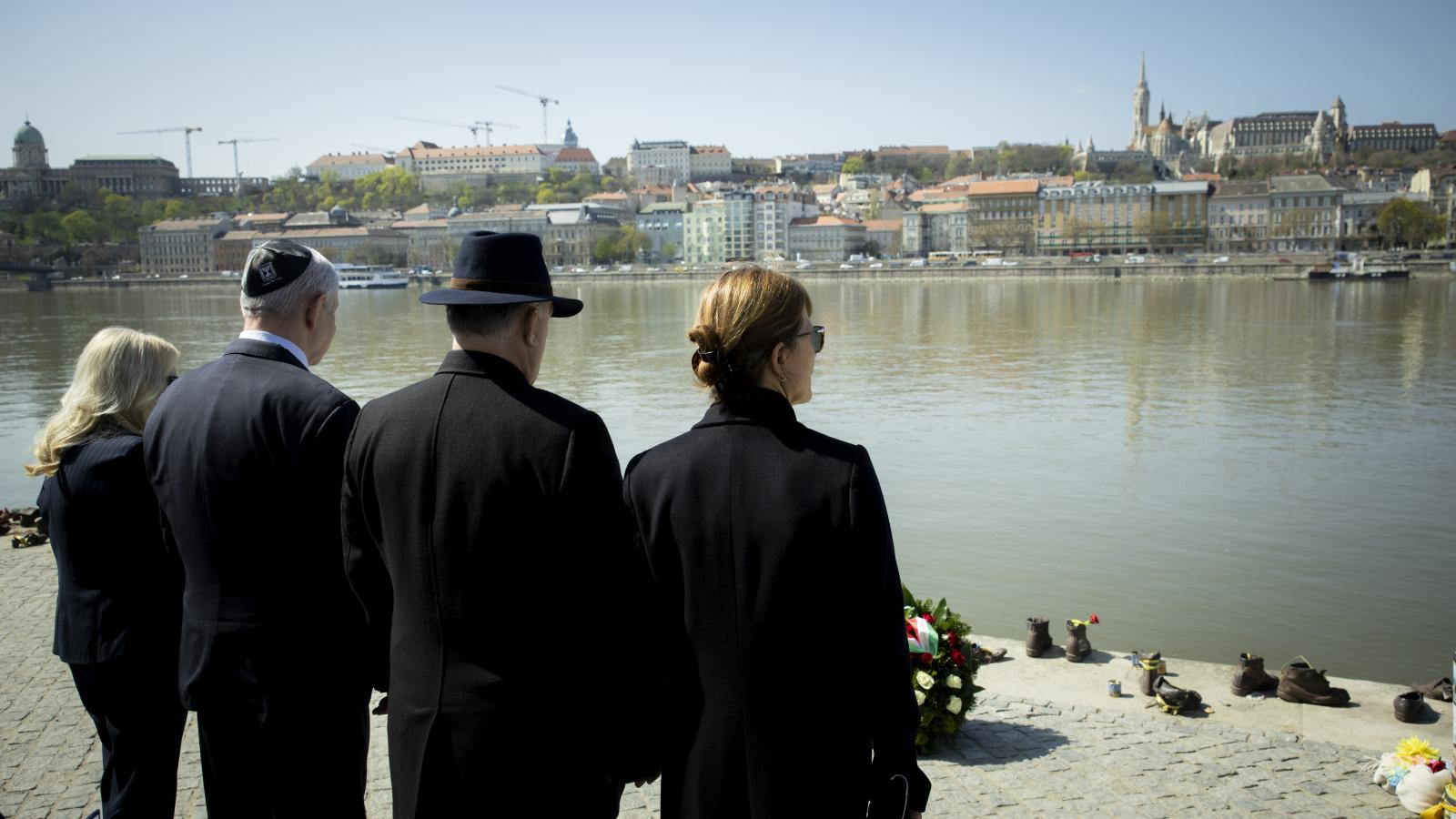 Benjamin Netanjahu és felesége, valamint Orbán Viktor és Lévai Anikó a budapesti holokauszt-emlékműnél