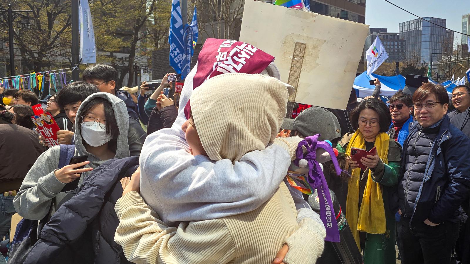 Szogjol-ellenes tüntetők ünneplik az elnök eltávolítását