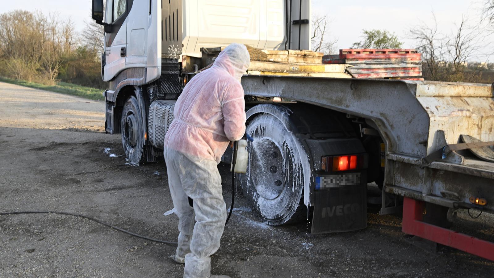 Teherautót fertőtlenítenek egy szarvasmarhatelepnél a Győr-Moson-Sopron vármegyei Levél településen 2025. március 27-én
