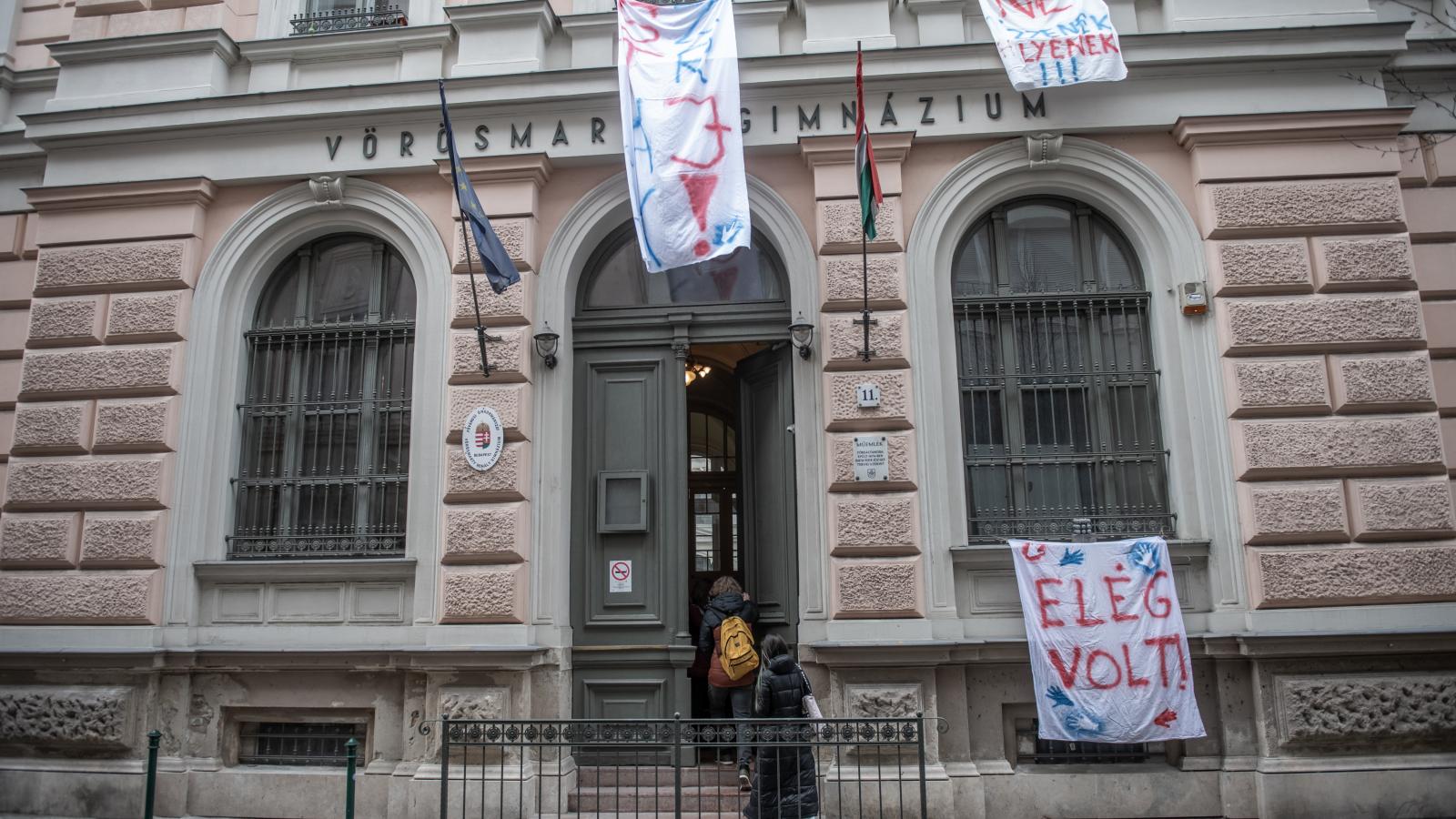 Tiltakozás 2022-ben a fővárosi Vörösmarty Gimnáziumnál