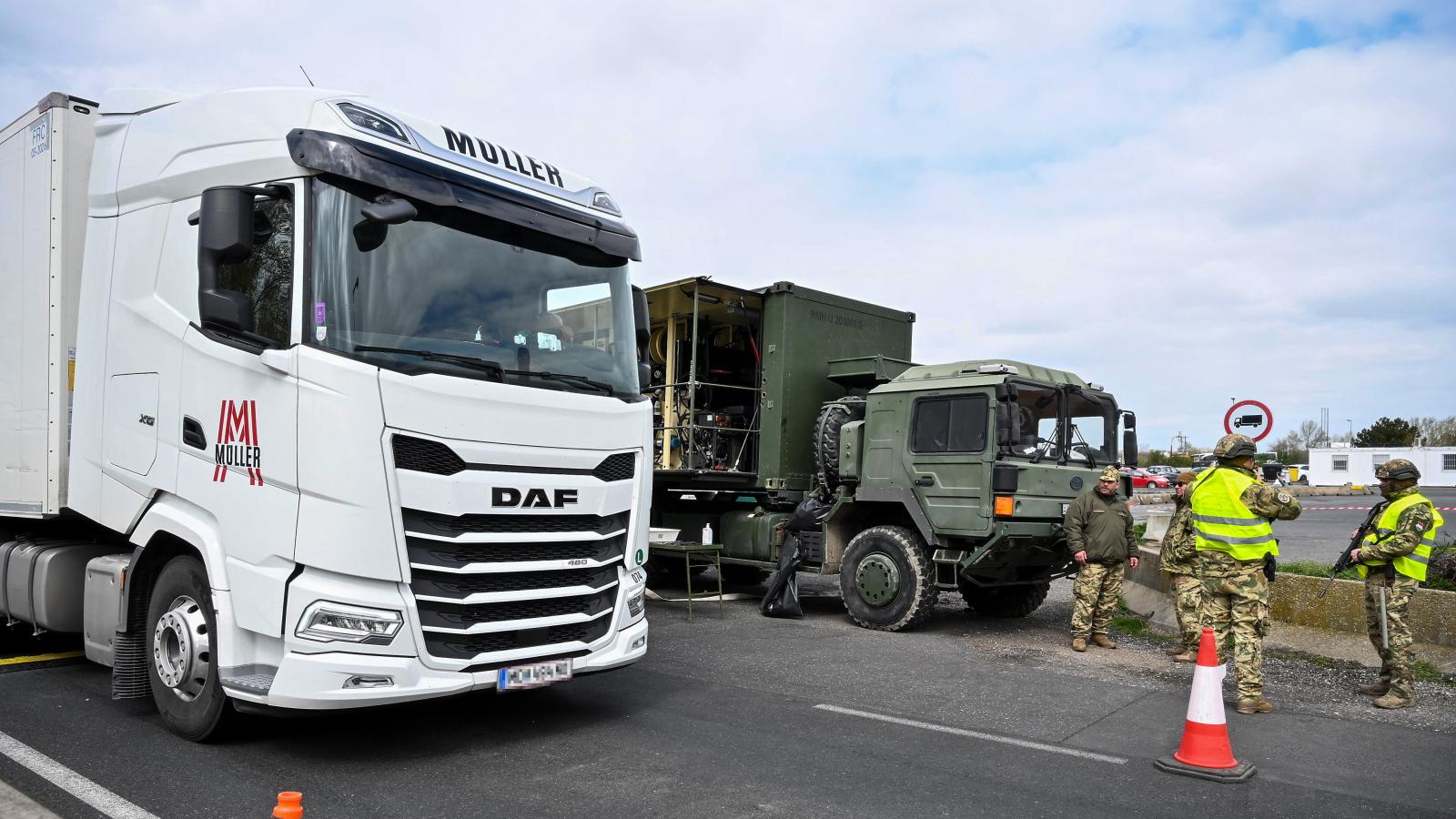 Katonai fertőtlenítő jármű a hegyeshalmi határátkelőhelyen április 6-án