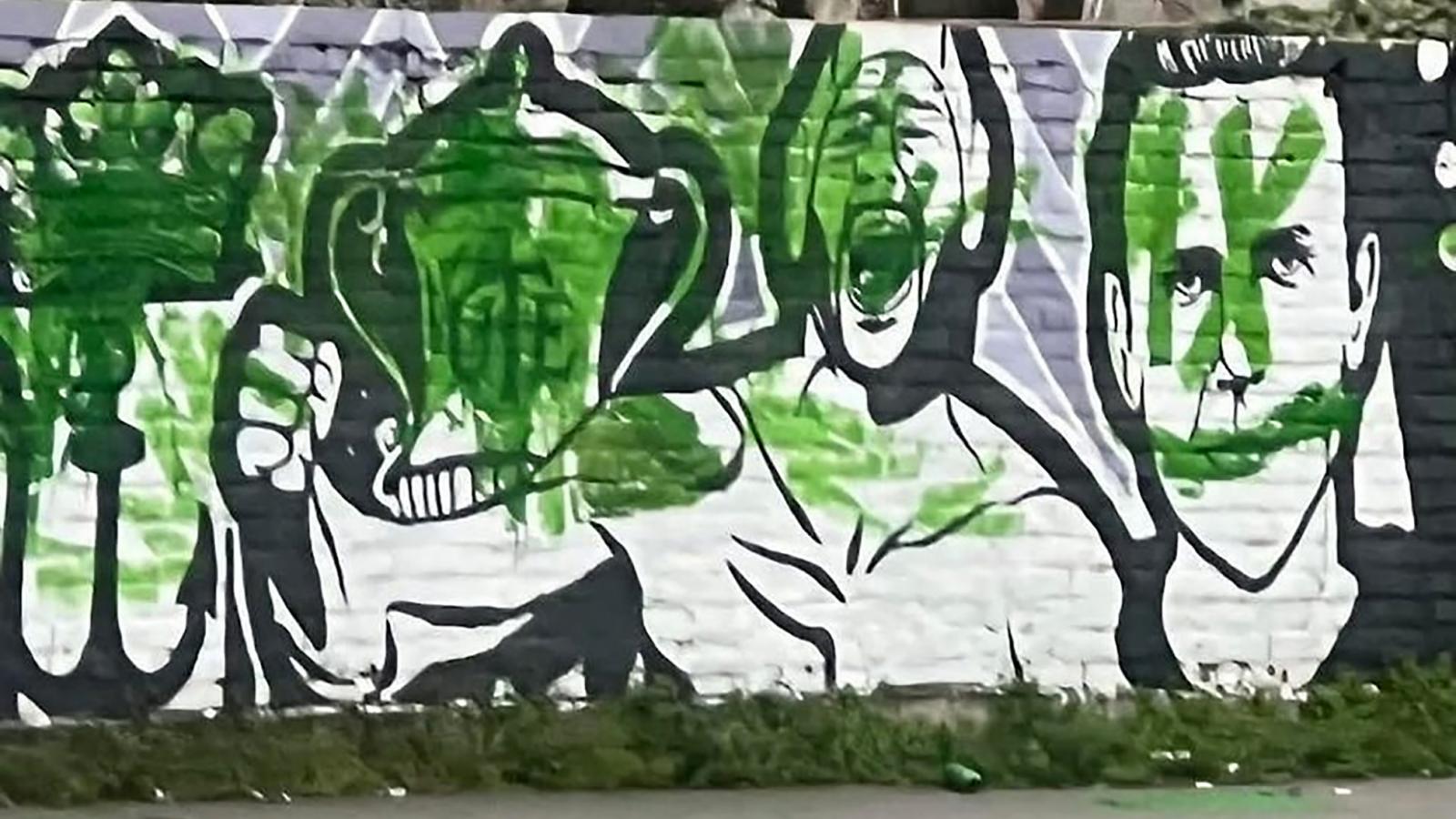 Az összefirkált emlékfal április 2-án